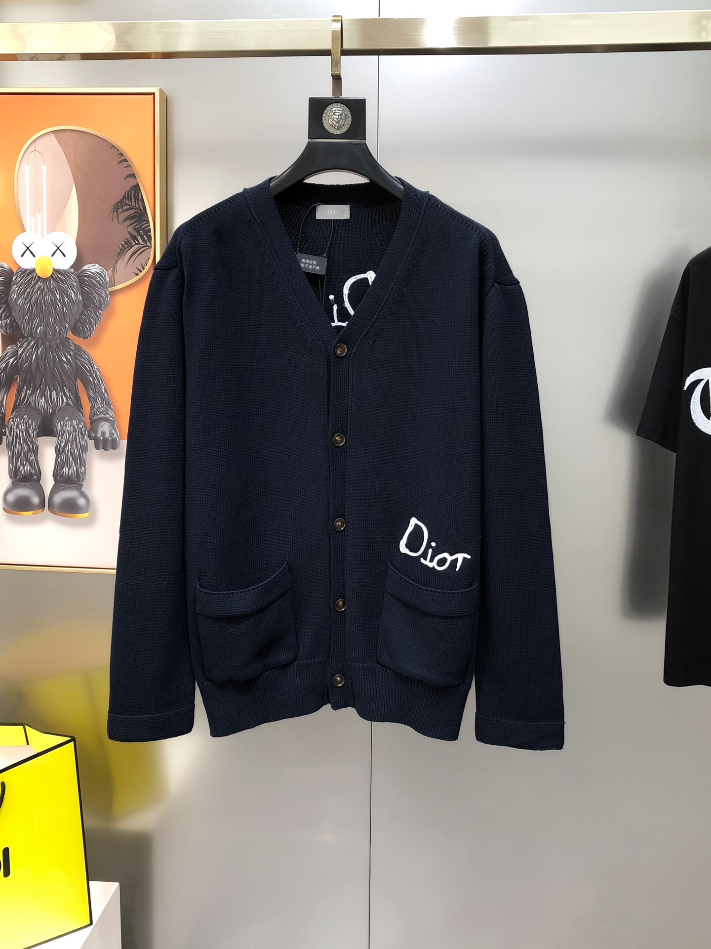 NO:729261,D*or Dior's new 2025 autumn and winter men's original single knitted cardigan sweater, cardigan jacket, simultaneous sales at the counter, channel goods, high version hot style, fashionable and versatile, three-dimensional embroidered letter logo design, custom imported merino wool fabric, custom original hardware accessories, soft and delicate, excellent warmth retention, easy to highlight the temperament, versatile upper body and slimming!  The fabrics and factories we choose are all used by first-line brands. The upper body is finely made and looks very handsome. Sizes S-M-L (the largest size can wear about 185 pounds. Please indicate your height and weight when placing an order). Ships next day. Royal blue, dior, jackets & coats, sweaters,19860909D*or 迪奥2025秋冬新款男士原单针织开衫毛衣 羊毛衫外套 柜台同步售卖 渠道货 高版本爆款 时尚百搭 立体刺绣字母logo设计 定制进口美丽奴羊毛面料 定制原版五金辅料 柔软细腻 保暖性优越 极易凸显出气质 ,上身百搭显瘦！我们所选择的面料及工厂都是一线品牌所使用的 精细做上身非常帅气 码数S-M-L（最大码可穿185斤左右 下单请报身高体重）隔天出货 宝蓝色,,dior,jackets & coats,sweaters,,Men's clothing