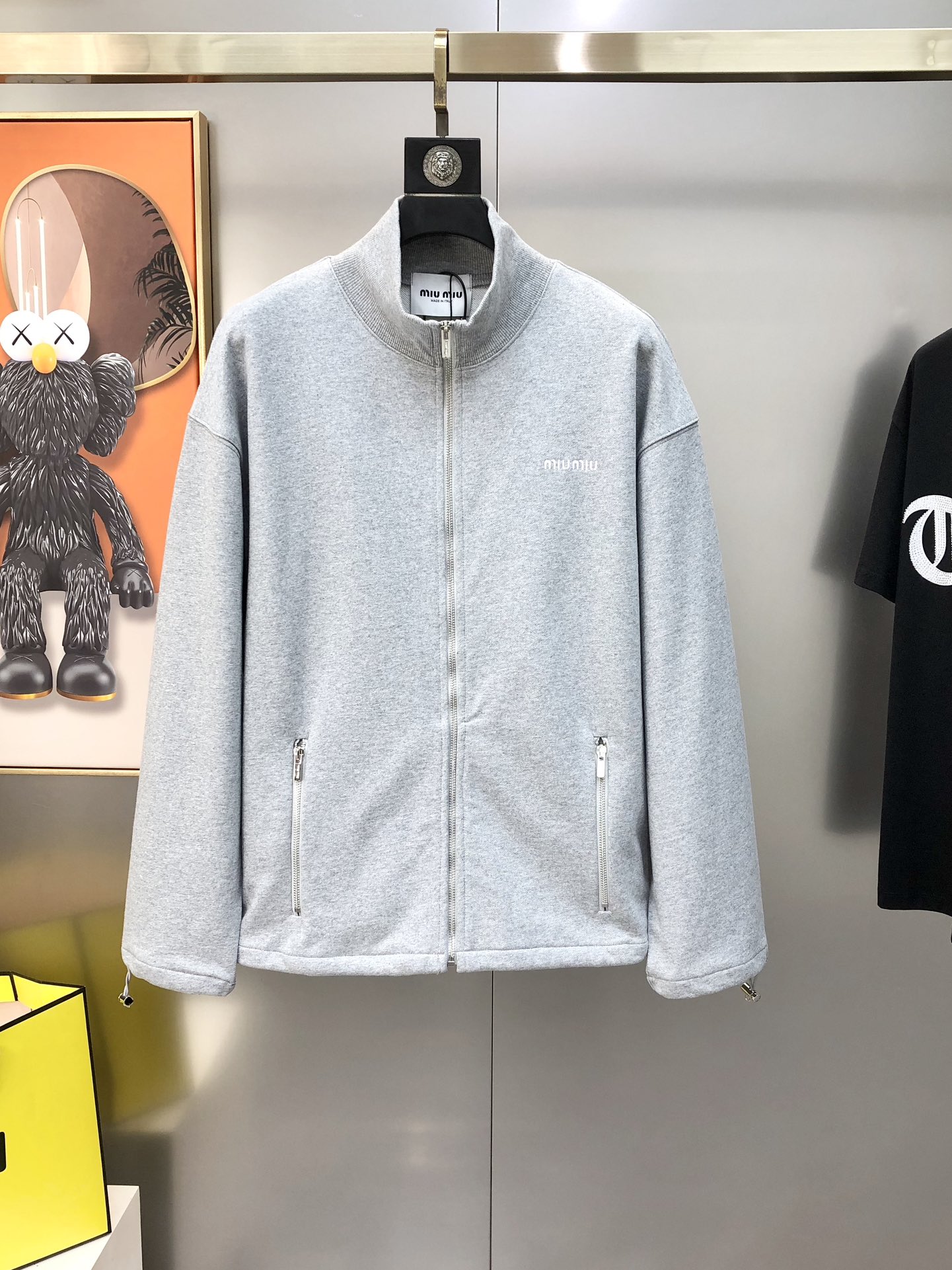 NO:729251,miumiu 2025 new autumn and winter new original men's stand-up collar knitted zipper jacket is sold simultaneously on the official website. Popular model. High version. Simple, fashionable and versatile. Embroidered letter logo design. Made of original imported 420g double-strand pure cotton fabric. It feels soft and delicate. The upper body is comfortable. Original imported lettering hardware and accessories are provided by customers. The OEM factory makes fine lines and smooth lines, exquisite craftsmanship, and awesome styles. It is very fashionable and handsome with any combination. Highly recommended!  Counter size 36-38-40-42=S-XL (larger, the largest size can wear about 190 pounds, please state your height and weight when placing an order) Next day shipping, gray, miumiu, jackets & coats,19860909miumiu2025秋冬新款原单男士立领针织拉链外套 官网同步售卖 爆款 高版本 简洁时尚百搭 刺绣字母logo设计 采用原版进口420克双股纯棉面料 手感柔软细腻 上身舒适 客供原版进口刻字五金辅料配件,代工厂精细做线条流畅,工艺精致,版型超赞,随意搭配都非常时尚帅气强烈推荐哦！专柜尺码36-38-40-42=S-XL（偏大 最大码可穿190斤左右 下单请报身高体重) 隔天出货 灰色,,miumiu,jackets & coats,,Men's clothing