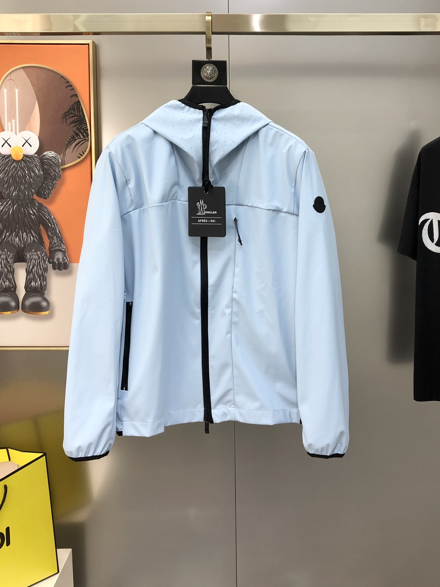 NO:729244,M*ncler Men's Men's 2025 Early Autumn New Original Men's Hooded Windbreaker Jacket. High version. Simple, fashionable and versatile. Hot-selling logo embroidered label design on the sleeves. Made of original imported polyester fiber memory fabric. It feels soft and delicate and comfortable on the upper body. Original imported lettering hardware and accessories are provided by customers. The OEM factory makes fine lines and smooth lines, exquisite craftsmanship, and awesome styles. It is very fashionable and handsome with any combination. Highly recommended!  Counter sizes 1-4 = M-2XL (the largest size can wear about 185 pounds. Please state your height and weight when placing an order). Next day shipment. Black, green, light blue,,Moncler,jackets & coats,jackets & coats,hats,19860909M*ncler 蒙口2025早秋新款原单男士连帽风衣夹克外套 官网同步售卖 高版本 简约时尚百搭 爆款袖上绣logo胶标设计 采用原版进口聚酯纤维记忆面料 手感柔软细腻 上身舒适 客供原版进口刻字五金辅料配件,代工厂精细做线条流畅,工艺精致,版型超赞,随意搭配都非常时尚帅气强烈推荐哦！专柜尺码1-4码=M-2XL（最大码可穿185斤左右 下单请报身高体重) 隔天出货 黑色 绿色 浅蓝色,,Moncler,jackets & coats,jackets & coats,hats,,Men's clothing