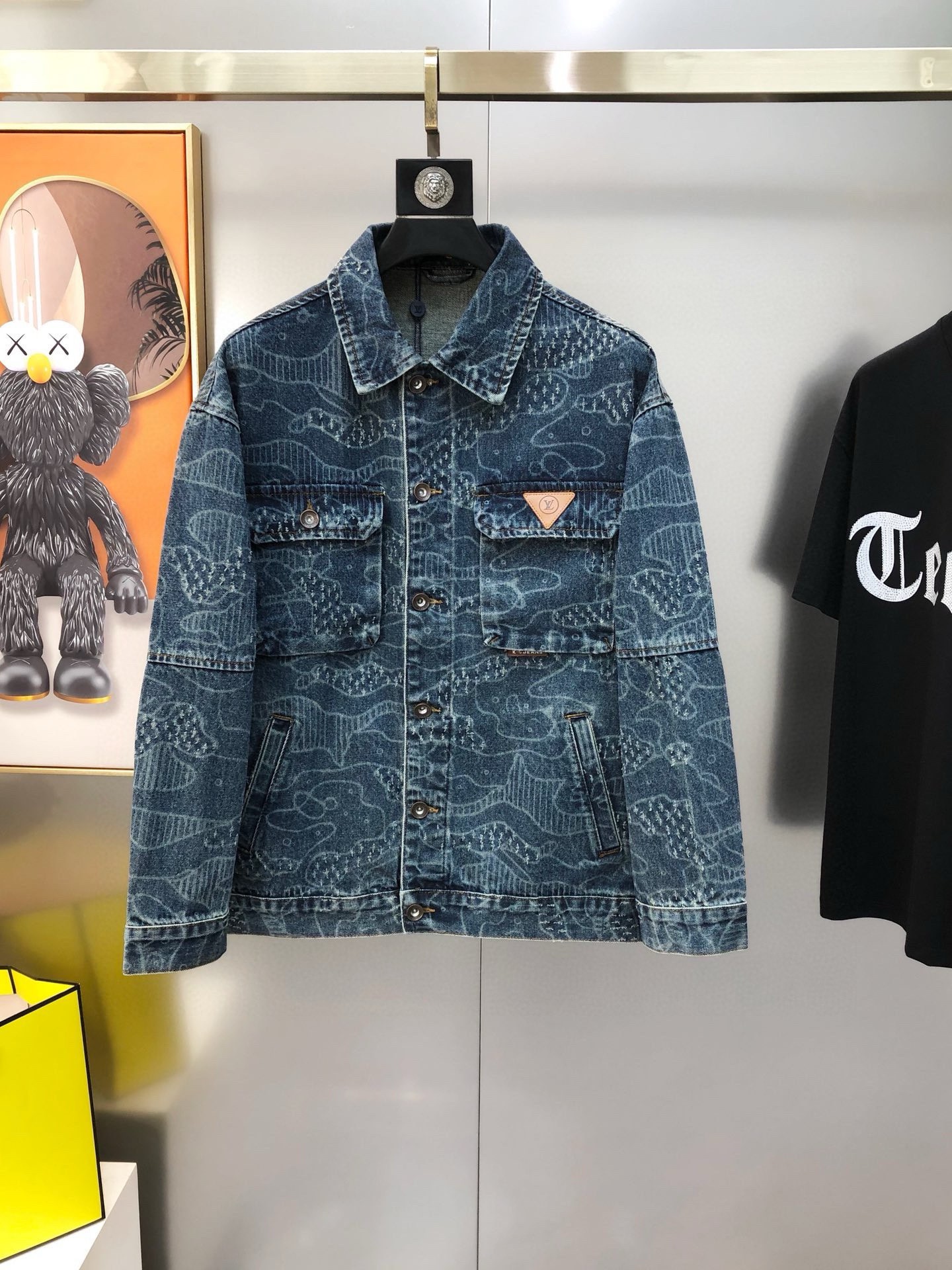 NO:729236,LV Louis Vuitton 2025 early autumn new original men's lapel denim jacket, high-end customization, hot style, fashionable and versatile, direct printing and embroidered logo design, using original imported Dandong denim pure cotton fabric, soft and delicate feel, comfortable upper body, original imported lettering hardware accessories, smooth lines, exquisite craftsmanship, awesome version, casual matching is very fashionable and handsome, highly recommended!  Counter sizes M-4XL (the largest size can wear about 195 pounds. Please state your height and weight when placing an order). Next day shipment, louis vuitton, louis vuitton, jackets & coats,19860909LV 路易威登2025早秋新款原单男士翻领牛仔外套 高端定制 爆款 时尚百搭 直喷印花绣logo标设计 采用原版进口丹东牛仔纯棉面料 手感柔软细腻 上身舒适 客供原版进口刻字五金辅料配件,线条流畅,工艺精致,版型超赞,随意搭配都非常时尚帅气强烈推荐哦！专柜尺码M-4XL（最大码可穿195斤左右 下单请报身高体重) 隔天出货,,louis vuitton,louis vuitton,jackets & coats,,Men's clothing