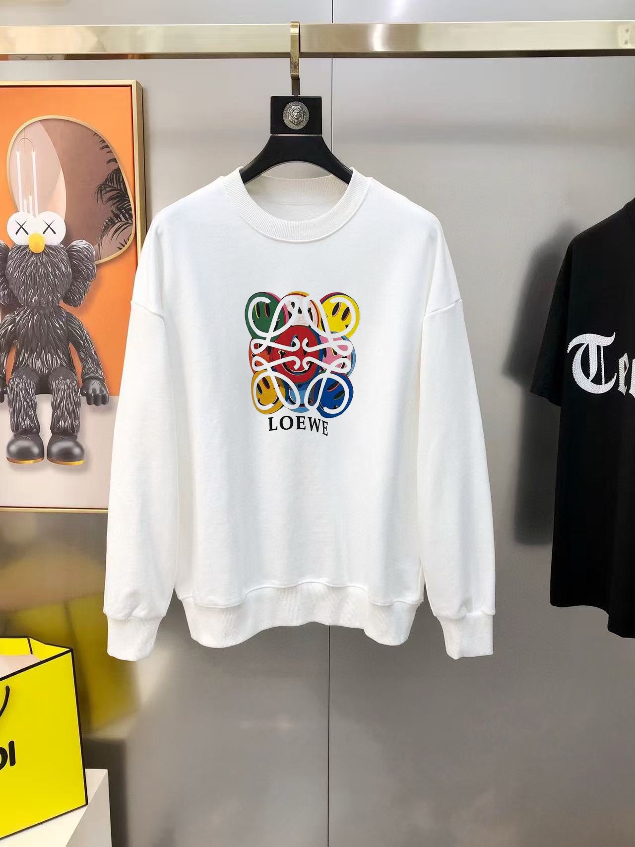 NO:729375,L*EWE Luo Yiwei's new 2025 autumn and winter original men's casual sweatshirt, high-end customization, high version, fashionable and versatile, popular OS, loose and large version, offset printing letter logo design, original imported pure cotton fabric, threaded cuffs, collar and hem, super soft and delicate feel, skin-friendly and comfortable to wear, high-end boutique, factory finely made upper body is very good, men's must-have items, three complete standards, size M-3XL (the largest size can wear about 200 pounds)  Please state your height and weight when placing an order) Next day shipping Black white, loewe, hoodie, sweatshirts,19860909L*EWE 罗意葳2025秋冬新款原单男士休闲卫衣 高端定制 高版本 时尚百搭爆款OS宽松偏大版型印胶印花字母logo图案设计 原版进口纯棉面料 螺纹袖口.领口衣摆 手感超柔软细腻 穿着亲肤舒适 高端精品 代工厂精细做上身非常赞 男士必备单品 三标齐全 尺码M-3XL（最大码可穿200斤左右 下单请报身高体重)隔天出货 黑色 白色,,loewe,hoodie,sweatshirts,,Men's clothing