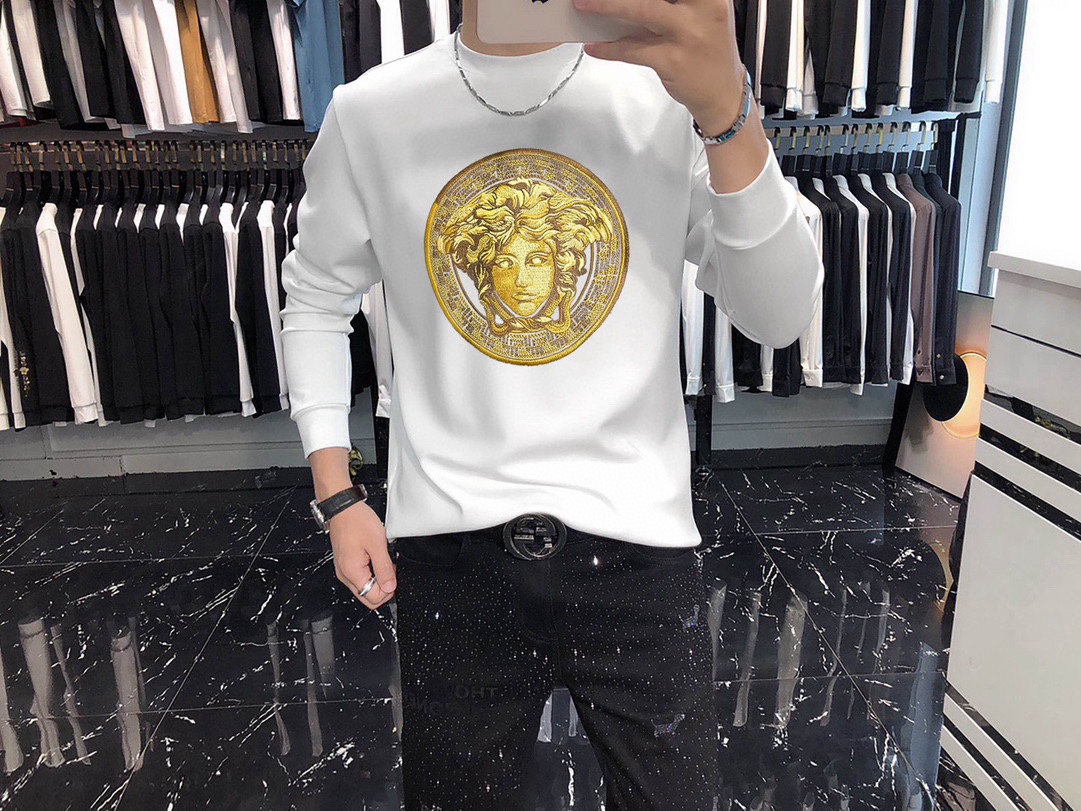 NO:729366,V*rsace Versace 2025 autumn and winter new original men's long-sleeved sweatshirt T-shirt, high-end customization, fashionable and versatile, three-dimensional embroidered Medusa logo pattern, custom-imported lyocell pure cotton fabric, the fabric is soft, skin-friendly and comfortable to wear, and feels very delicate. The inside is all made of single-needle hemming technology!  It can ensure that it will not deform when worn!  The tailoring is decent, without any sense of restraint, and the workmanship of the factory is fine. It shows temperament and class. The upper body is handsome and stylish. The size is M-4XL (the largest size can wear about 195 pounds. Please state your height and weight when placing an order), versace, hoodie, sweatshirts, tees, t-shirt,19860909V*rsace 范思哲2025秋冬新款原单男士长袖卫衣T恤 高端定制 时尚百搭 立体刺绣美杜莎logo图案 定制进口莱赛尔纯棉面料,面料柔软穿着亲肤舒适 摸上去非常细腻的感觉.内里全部采用单针锁边工艺！能够确保穿着不变形！裁剪得体,没有任何束缚感,代工厂做工精细 显气质 显档次 上身非穿帅气 有型 码数M-4XL（最大码可穿195斤左右 下单请报身高体重),,versace,hoodie,sweatshirts,tees，t-shirt,,Men's clothing