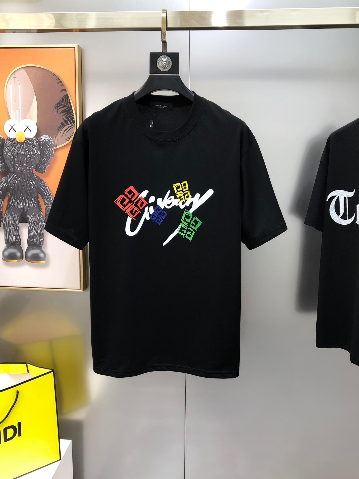 NO:729283,G*venchy 2025 spring and summer new original men's round neck short-sleeved T-shirt, sold at the same time at the counter, attention to details, popular high-end fabrics, high version OS wide version, printed letter logo pattern design, custom imported 95 pure cotton 5 Tencel cotton blend fabric, soft and delicate feel, skin-friendly and comfortable to wear, factory finely made upper body, very handsome and stylish, size S-2XL (too large, the largest size can wear about 200 pounds)  Please state your height and weight when placing an order) Black White Shipping next day, givenchy, T-shirt, tees, t-shirt,19860909G*venchy 纪梵希2025春夏新款原单男士圆领短袖T恤 专柜同步售卖 注意细节面料爆款高端品质 高版本 OS版型阔版 印胶字母logo图案设计 定制进口95纯棉5天丝棉混纺面料 手感柔软细腻 穿着亲肤舒适 代工厂精细做上身非常帅气有型 尺码S-2XL（偏大 最大码可穿200斤左右 下单请报身高体重) 黑色 白色 隔天出货,,givenchy,T-shirt,tees，t-shirt,,Men's clothing