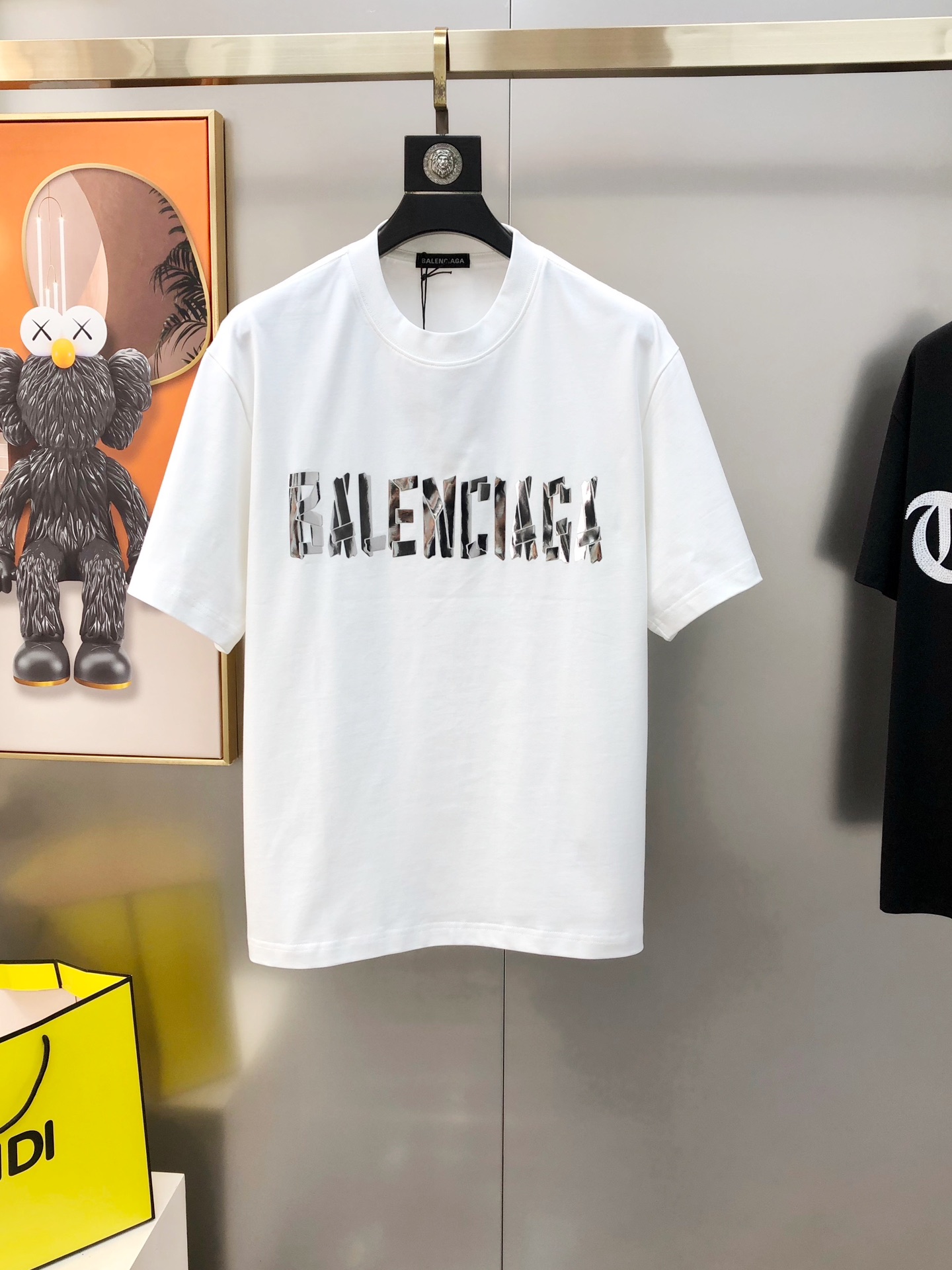 NO:729318,Bal*nciaga 2025 spring and summer new original men's round neck short-sleeved T-shirt, sold at the same time, popular high-end quality, high version OS wide version, three-dimensional printed rubber reflective sequin letter logo design, custom imported double-ply pure cotton fabric, soft and delicate feel, comfortable to wear, factory finely made upper body, very handsome and stylish, three standards, all sizes S-3XL (too large, the largest size can wear about 220 pounds)  Please state your height and weight when placing an order) Next day shipment Black White Green, balenciaga, T-shirt, tees, t-shirt,19860909Bal*nciaga 巴黎世家2025春夏新款原单男士圆领短袖T恤 专柜同步售卖 爆款高端品质 高版本 OS版型阔版 立体印胶反光亮片字母logo设计 定制进口双股纯棉面料 手感柔软细腻 穿着亲肤舒适 代工厂精细做上身非常帅气有型 三标齐 全 尺码S-3XL（偏大 最大码可穿220斤左右 下单请报身高体重) 隔天出货 黑色 白色 绿色,,balenciaga,T-shirt,tees，t-shirt,,Men's clothing