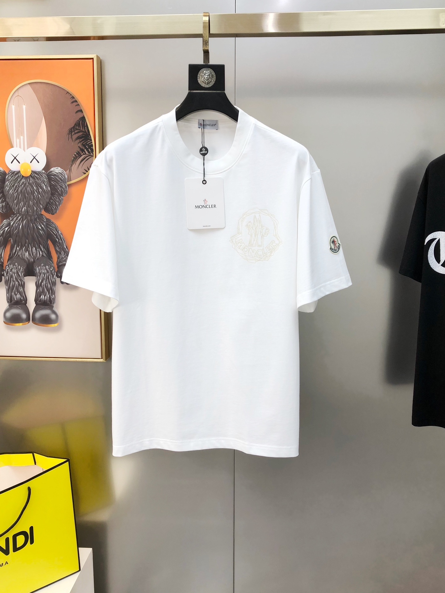 NO:729329,M*ncler 2025 new spring and summer original men's round neck short-sleeved T-shirts for men, sold simultaneously at counters, popular high-end quality, high version OS wide version, offset printing logo embroidered label design on the sleeves, custom imported double-ply pure cotton fabric, soft and delicate feel, comfortable to wear, factory-made upper body, very handsome and stylish, all three standards, all sizes S-3XL (too large, the largest size can wear about 220 pounds)  Please state your height and weight when placing an order) Black White Shipping next day, Moncler, T-shirt, tees, t-shirt,19860909M*ncler 蒙口2025春夏新款原单男士圆领短袖T恤 专柜同步售卖 爆款高端品质 高版本 OS版型阔版 印胶印花logo袖上绣布标设计 定制进口双股纯棉面料 手感柔软细腻 穿着亲肤舒适 代工厂精细做上身非常帅气有型 三标齐 全 尺码S-3XL（偏大 最大码可穿220斤左右 下单请报身高体重) 黑色 白色 隔天出货,,Moncler,T-shirt,tees，t-shirt,,Men's clothing