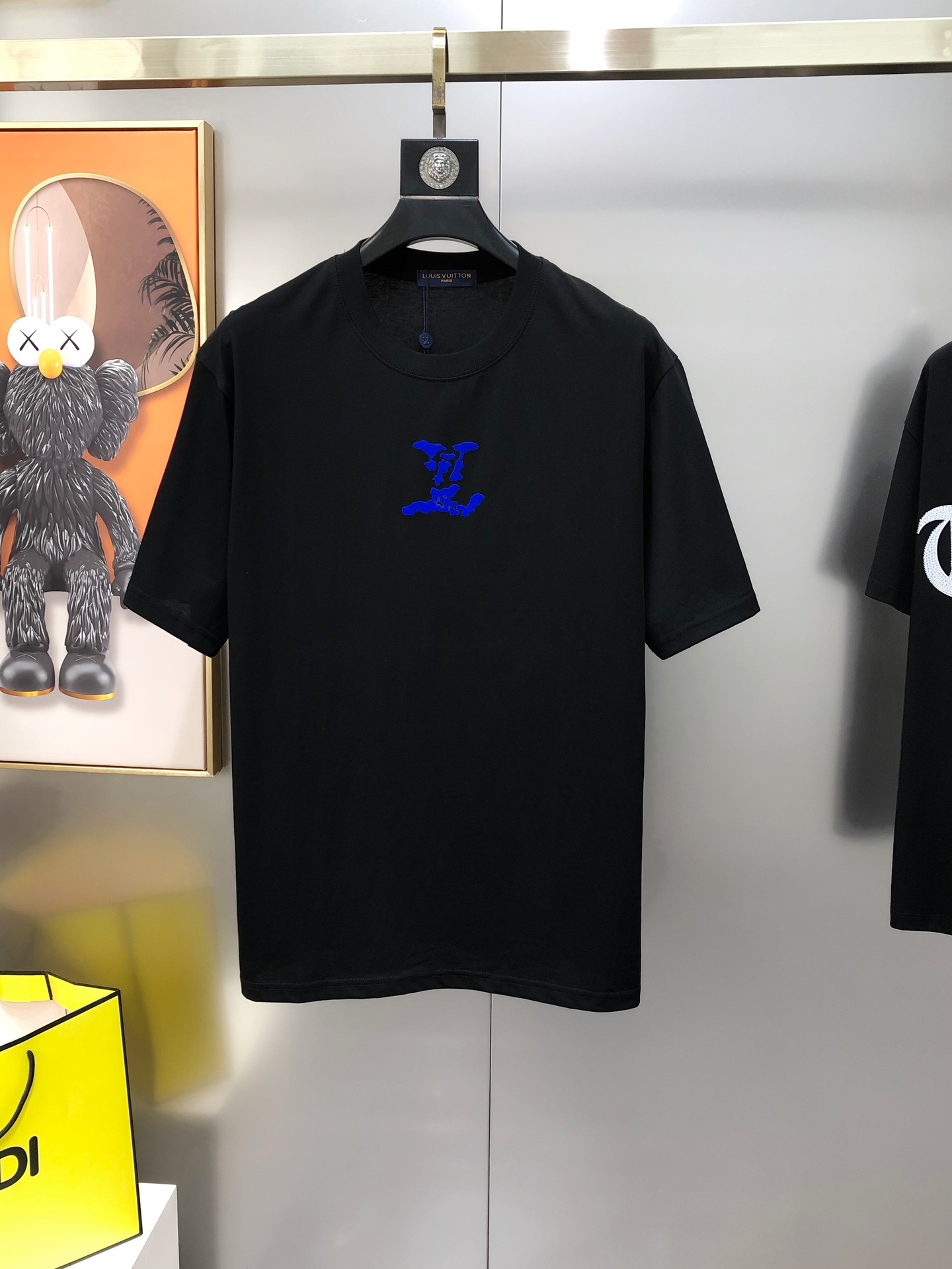 NO:729374,LV Louis Vuitton's new 2025 spring and summer original men's round neck short-sleeved T-shirts are sold at the same time at the counter. Attention to details, the fabric is popular and high-end quality. High version OS wide version. Three-dimensional printed rubber letters logo design. Customized imported 95 pure cotton 5 Tencel cotton blended fabric. Soft and delicate feel. Skin-friendly and comfortable to wear. The upper body is finely made by the factory and is very handsome and stylish. Size S-2XL (too large. The largest size can wear about 200 pounds.  Please state your height and weight when placing an order) Black White Shipping next day, louis vuitton, louis vuitton, T-shirt, tees, t-shirt,19860909LV 路易威登2025春夏新款原单男士圆领短袖T恤 专柜同步售卖 注意细节面料爆款高端品质 高版本 OS版型阔版 立体印胶字母logo图案设计 定制进口95纯棉5天丝棉混纺面料 手感柔软细腻 穿着亲肤舒适 代工厂精细做上身非常帅气有型 尺码S-2XL（偏大 最大码可穿200斤左右 下单请报身高体重) 黑色 白色 隔天出货,,louis vuitton,louis vuitton,T-shirt,tees，t-shirt,,Men's clothing