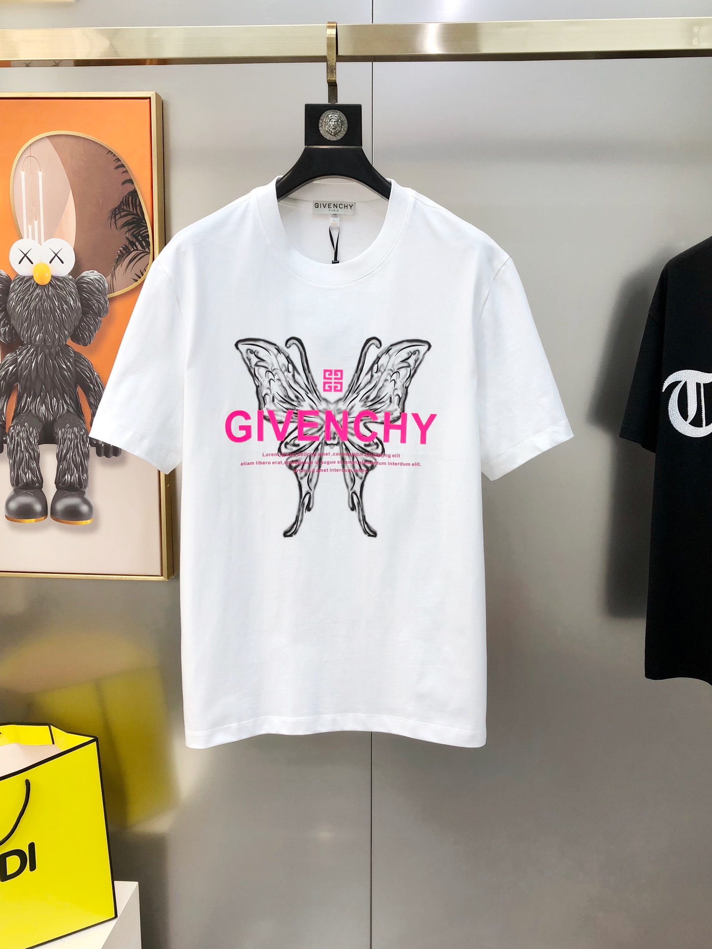 NO:729381,G*venchy 2025 spring and summer new original men's round-neck short-sleeved T-shirt, sold at the same time, popular high-end quality, high version OS wide version, three-dimensional glue direct printing letter logo design, custom imported double-ply cotton fabric, soft and delicate feel, skin-friendly and comfortable to wear, factory finely made upper body, very handsome and stylish, size M-3XL (too large, the maximum size can wear about 200 kilograms, please state your height and weight when placing an order) Black  White next day shipping,,givenchy,T-shirt,tees,t-shirt,19860909G*venchy 纪梵希2025春夏新款原单男士圆领短袖T恤 专柜同步售卖 爆款高端品质 高版本 OS版型阔版 立体印胶直喷印花字母logo图案设计 定制进口双股纯棉面料 手感柔软细腻 穿着亲肤舒适 代工厂精细做上身非常帅气有型 尺码M-3XL（偏大 最大码可穿200斤左右 下单请报身高体重) 黑色 白色 隔天出货,,givenchy,T-shirt,tees，t-shirt,,Men's clothing