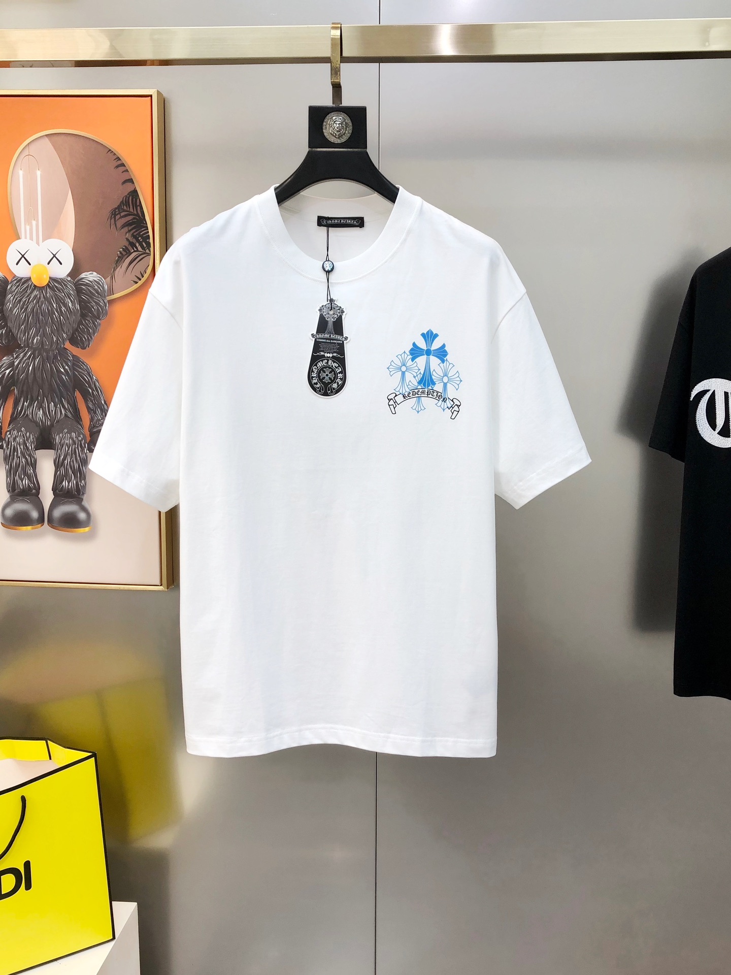 NO:729388,Kroxin 2025 spring and summer new original men's round neck short-sleeved T-shirts are sold at the same time at the counter. Popular high-end quality. High version OS wide version. Offset printing Sanskrit letter logo design. Customized imported double-ply cotton fabric. Soft and delicate feel. Skin-friendly and comfortable to wear. The upper body is made by the factory and is very handsome and stylish. Size S-2XL (too large. The maximum size can wear about 210 pounds. Please indicate your height and weight when placing an order). Black White  Next day shipping,,chrome hearts,T-shirt,tees,t-shirt,19860909克罗心2025春夏新款原单男士圆领短袖T恤 专柜同步售卖 爆款高端品质 高版本 OS版型阔版 印胶印花梵文字母logo图案设计 定制进口双股纯棉面料 手感柔软细腻 穿着亲肤舒适 代工厂精细做上身非常帅气有型 尺码S-2XL（偏大 最大码可穿210斤左右 下单请报身高体重) 黑色 白色 隔天出货,,chrome hearts,T-shirt,tees，t-shirt,,Men's clothing