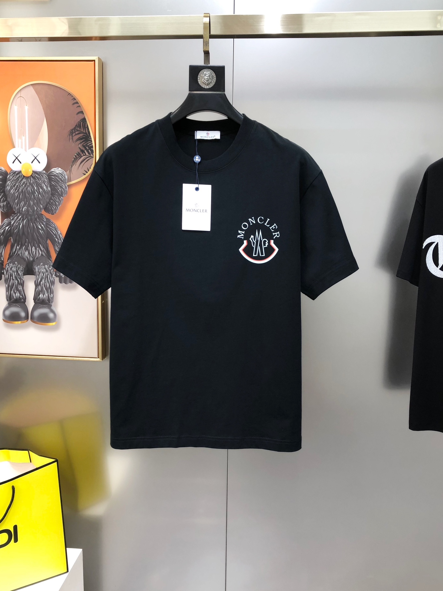 NO:729307,M*ncler 2025 spring and summer new original men's round neck short-sleeved T-shirts for men. Hot-selling high-end quality. High version OS wide version. Printed letter logo design. Customized imported double-ply cotton fabric. Soft and delicate feel. Skin-friendly and comfortable to wear. The upper body is made by the factory and is very handsome and stylish. Size S-2XL (too large. The maximum size can wear about 200 kilograms. Please state your height and weight when placing an order). Black White  Next day shipping, Moncler, T-shirt, tees, t-shirt,19860909M*ncler 蒙口2025春夏新款原单男士圆领短袖T恤 专柜同步售卖 爆款高端品质 高版本 OS版型阔版 印胶印花字母logo图案设计 定制进口双股纯棉面料 手感柔软细腻 穿着亲肤舒适 代工厂精细做上身非常帅气有型 尺码S-2XL（偏大 最大码可穿200斤左右 下单请报身高体重) 黑色 白色 隔天出货,,Moncler,T-shirt,tees，t-shirt,,Men's clothing