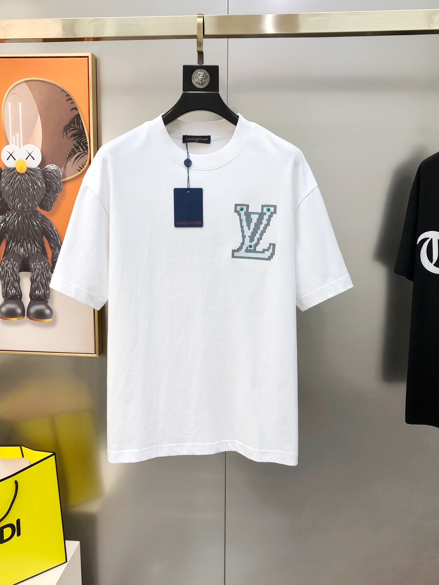 NO:729331,LV Louis Vuitton's 2025 spring and summer new original men's round neck short-sleeved T-shirts are sold at the same time at the counter. Popular high-end quality. High version OS wide version. Three-dimensional printed rubber letter logo design. Customized imported double-ply cotton fabric. Soft and delicate feel. Skin-friendly and comfortable to wear. The upper body is made by the factory and is very handsome and stylish. Size S-2XL (too large. The maximum size can wear about 200 pounds. Please indicate your height and weight when placing an order).  Next day shipping,,louis vuitton,louis vuitton,T-shirt,tees,t-shirt,19860909LV 路易威登2025春夏新款原单男士圆领短袖T恤 专柜同步售卖 爆款高端品质 高版本 OS版型阔版 立体印胶字母logo图案设计 定制进口双股纯棉面料 手感柔软细腻 穿着亲肤舒适 代工厂精细做上身非常帅气有型 尺码S-2XL（偏大 最大码可穿200斤左右 下单请报身高体重) 黑色 白色 隔天出货,,louis vuitton,louis vuitton,T-shirt,tees，t-shirt,,Men's clothing