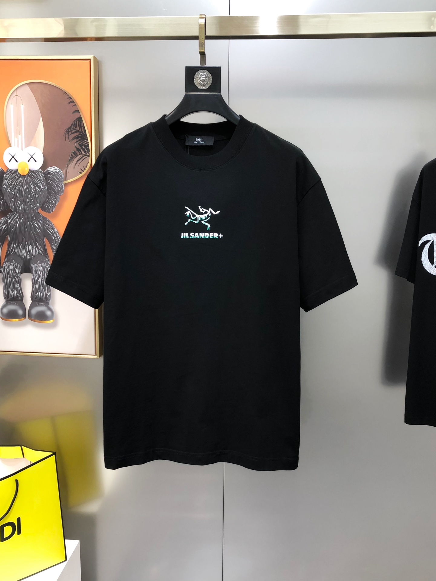 NO:729343,Arc'teryx 2025 spring and summer new original men's round neck short-sleeved T-shirts are sold at the same time at the counter. Popular high-end quality. High version OS wide version. Three-dimensional rubber letter logo design. Customized imported double-ply cotton fabric. Soft and delicate feel. Skin-friendly and comfortable to wear. The upper body is made by the factory and is very handsome and stylish. Size S-2XL (too large. The maximum size can wear about 200 pounds. Please state your height and weight when placing an order). Black White  Next day shipping, arc'teryx, T-shirt, tees, t-shirt,19860909始祖鸟2025春夏新款原单男士圆领短袖T恤 专柜同步售卖 爆款高端品质 高版本 OS版型阔版 立体印胶字母logo图案设计 定制进口双股纯棉面料 手感柔软细腻 穿着亲肤舒适 代工厂精细做上身非常帅气有型 尺码S-2XL（偏大 最大码可穿200斤左右 下单请报身高体重) 黑色 白色 隔天出货,arc'teryx,T-shirt,tees，t-shirt,,Men's clothing