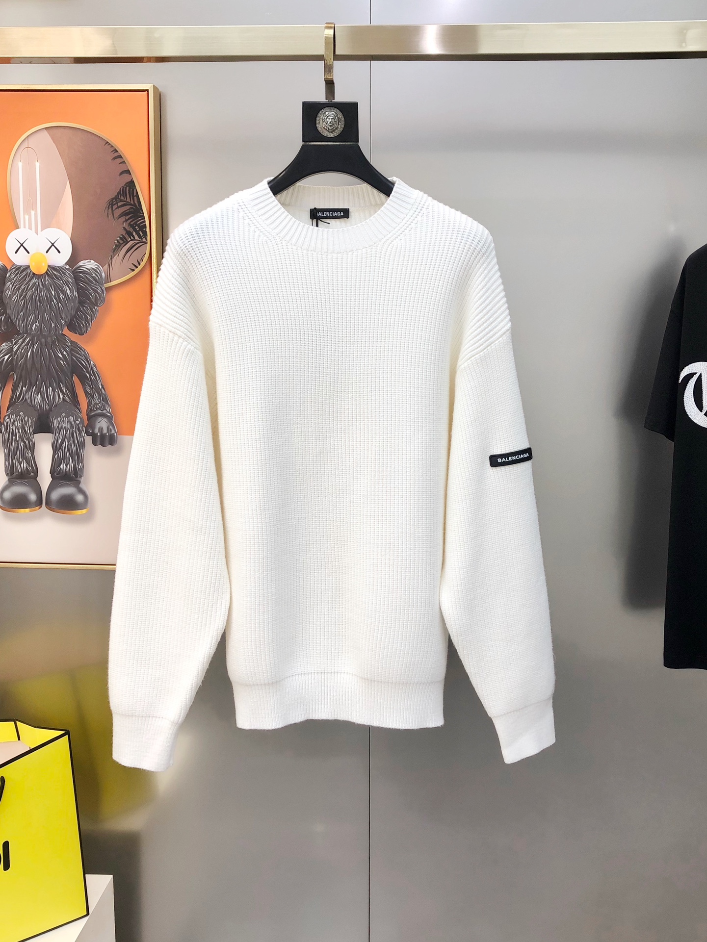 NO:595517,Bal*nciaga 2025 new style original single knitted crew neck sweater and sweater for men and women. Simultaneous sales at the counter. Channel goods. High version hot style. Fashionable and versatile. Logo label design embroidered on the sleeves. Customized imported long-staple cotton merino wool fabric. Customized original hardware accessories. Soft and delicate. Excellent warmth. Easy to highlight your temperament. Versatile upper body to make you slim!  The fabrics and factories we choose are all used by first-line brands. The upper body is finely made and looks very handsome. The sizes are S-XL (the largest size can wear about 200 pounds. Please indicate your height and weight when placing an order). Ships next day. White, balenciaga, sweaters, alexander wang19860909Bal*nciaga 巴黎世家2025新款男女同款原单针织圆领毛衣 羊毛衫 柜台同步售卖 渠道货 高版本爆款 时尚百搭 袖上绣logo胶标设计 定制进口长绒棉美丽奴羊毛面料 定制原版五金辅料 柔软细腻 保暖性优越 极易凸显出气质 ,上身百搭显瘦！我们所选择的面料及工厂都是一线品牌所使用的 精细做上身非常帅气 码数S-XL（最大码可穿200斤左右 下单请报身高体重）隔天出货 白色,,balenciaga,sweaters,alexander wang,Men's clothing