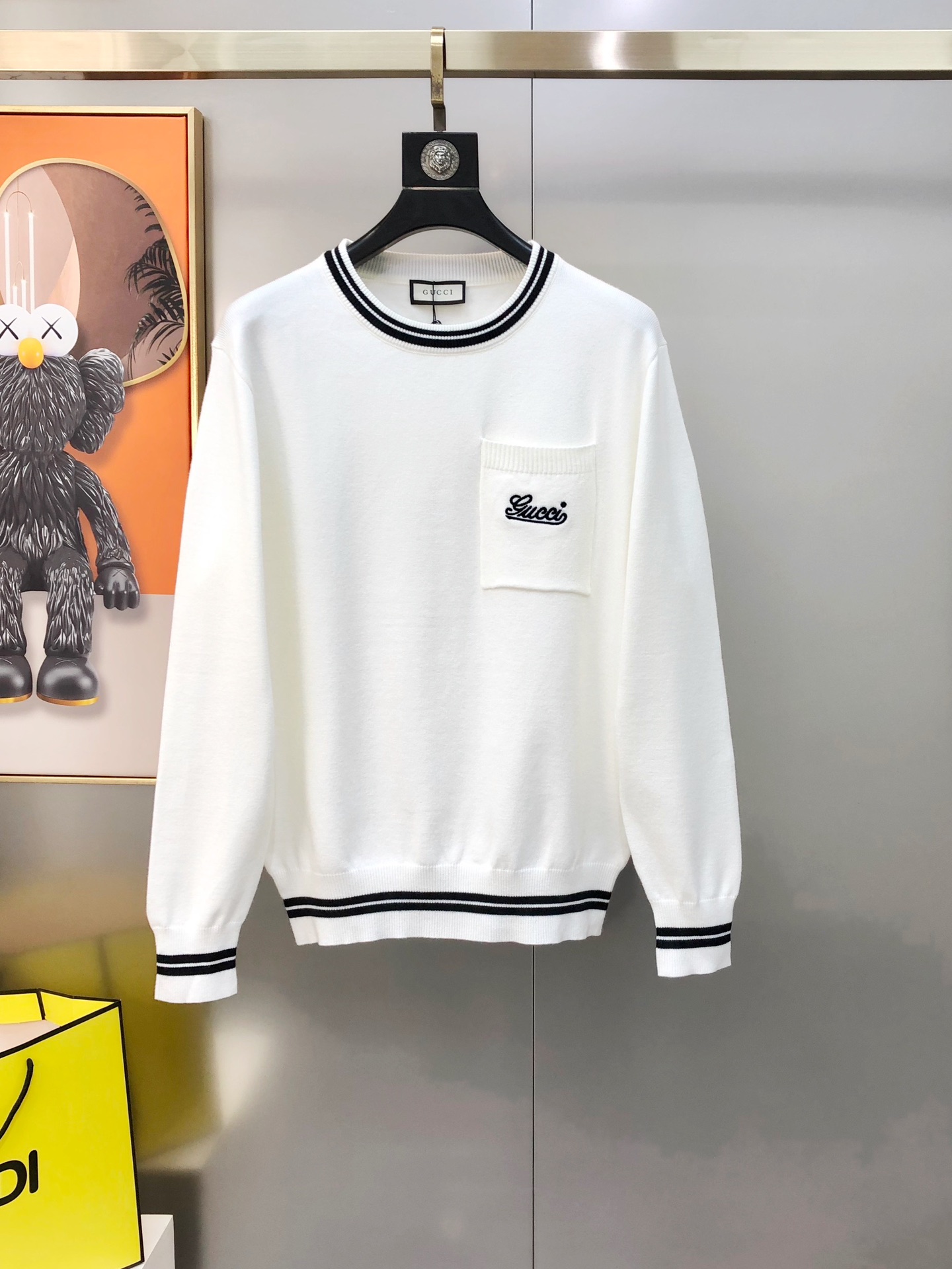 NO:595520,G*cci Gucci 2025 new autumn and winter men's original single round neck sweater, sold simultaneously at the counter, high-end customization, popular style, fashionable and versatile, embroidered letter logo design on the chest pocket, customized original imported merino wool fabric, soft and delicate, excellent warmth retention, easy to highlight your temperament, versatile upper body to make you slim!  The fabrics and factories we choose are all used by first-line brands. The upper body is finely made and looks very handsome. The size is M-3XL (the largest size can wear about 185 pounds. Please indicate your height and weight when placing an order). Black and white. Ships the next day. Sweaters, alexander wang19860909G*cci 古齐2025秋冬新款男士原单圆领毛衣 柜台同步售卖 高端定制 爆款 时尚百搭 胸前口袋刺绣字母logo设计 定制原版进口美丽奴羊毛面料 柔软细腻 保暖性优越 极易凸显出气质 ,上身百搭显瘦！我们所选择的面料及工厂都是一线品牌所使用的 精细做上身非常帅气 码数M-3XL（最大码可穿185斤左右 下单请报身高体重）黑色 白色 隔天出货,,sweaters,alexander wang,Men's clothing