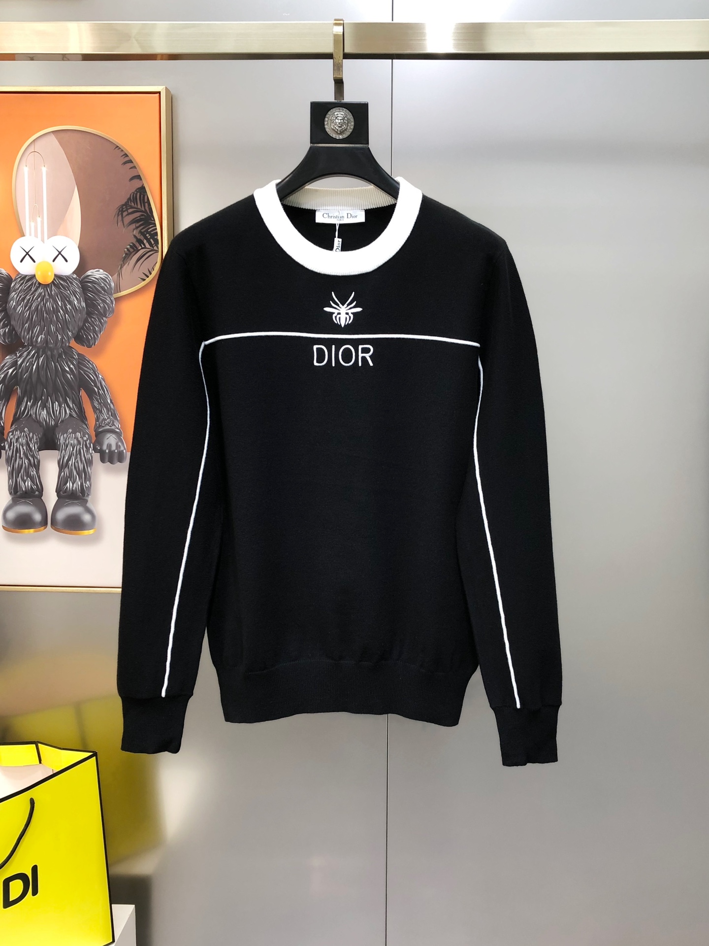 NO:595523,D*or Dior's new 2025 autumn and winter men's original single crew neck sweater, sold at the same time at the counter, high-end customization, hot style, fashionable and versatile, embroidered bee letter logo design, customized original imported merino wool fabric, soft and delicate, excellent warmth retention, easy to highlight your temperament, versatile and slimming on the upper body!  The fabrics and factories we choose are all used by first-line brands. The upper body is made with fine details and is very handsome. The size is M-3XL (the largest size can wear about 185 pounds. Please indicate your height and weight when placing an order). Black and white. Ships next day, dior, sweaters, alexander wang19860909D*or 迪奥2025秋冬新款男士原单圆领毛衣 柜台同步售卖 高端定制 爆款 时尚百搭 刺绣小蜜蜂字母logo设计 定制原版进口美丽奴羊毛面料 柔软细腻 保暖性优越 极易凸显出气质 ,上身百搭显瘦！我们所选择的面料及工厂都是一线品牌所使用的 精细做上身非常帅气 码数M-3XL（最大码可穿185斤左右 下单请报身高体重）黑色 白色 隔天出货,,dior,sweaters,alexander wang,Men's clothing