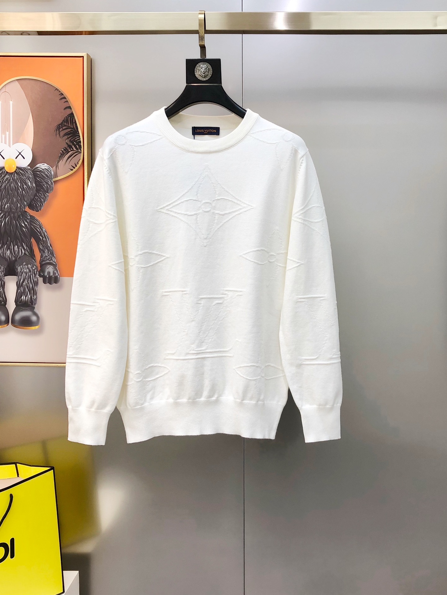 NO:595526,LV Louis Vuitton's 2025 autumn and winter new men's original single crew neck sweater is sold at the same time at the counter. High-end customization, hot style, fashionable and versatile, panoramic jacquard logo pattern design, customized original imported merino wool fabric, soft and delicate, excellent warmth retention, easy to highlight temperament, versatile upper body to make you slim!  The fabrics and factories we choose are all used by first-line brands. The upper body is finely made and looks very handsome. The size is M-3XL (the largest size can wear about 185 pounds. Please state your height and weight when placing an order). Black and white. Ships next day. Louis vuitton, louis vuitton, sweaters, alexander wang19860909LV 路易威登2025秋冬新款男士原单圆领毛衣 柜台同步售卖 高端定制 爆款 时尚百搭 全景提花logo图案设计 定制原版进口美丽奴羊毛面料 柔软细腻 保暖性优越 极易凸显出气质 ,上身百搭显瘦！我们所选择的面料及工厂都是一线品牌所使用的 精细做上身非常帅气 码数M-3XL（最大码可穿185斤左右 下单请报身高体重）黑色 白色 隔天出货,,louis vuitton,louis vuitton,sweaters,alexander wang,Men's clothing