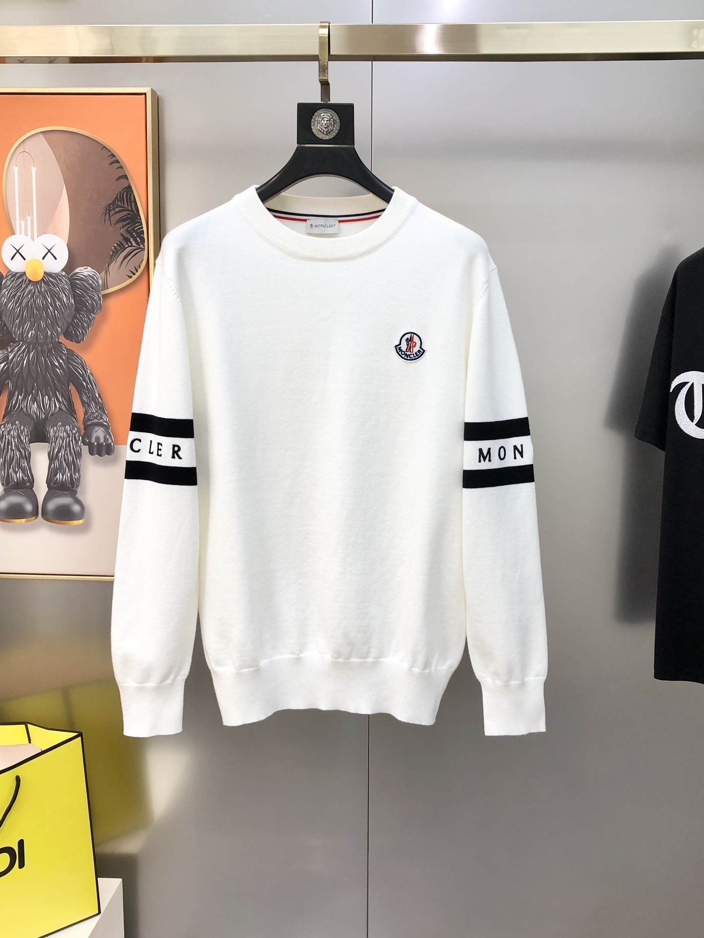 NO:595535,M*ncler Men's 2025 Autumn and Winter New Men's Original Round Neck Sweater, sold at the same time at the counter, high-end customization, hot style, fashionable and versatile, jacquard embroidered letter logo design with embroidered cloth label on the chest, customized original imported merino wool fabric, soft and delicate, excellent warmth retention, easy to highlight your temperament, versatile upper body and slimming!  The fabrics and factories we choose are all used by first-line brands. The upper body is finely made and looks very handsome. The size is M-3XL (the largest size can wear about 185 pounds. Please indicate your height and weight when placing an order). Black and white. Ships next day, Moncler, sweaters, alexander wang19860909M*ncler 蒙口2025秋冬新款男士原单圆领毛衣 柜台同步售卖 高端定制 爆款 时尚百搭 提花刺绣字母logo胸前绣布标设计 定制原版进口美丽奴羊毛面料 柔软细腻 保暖性优越 极易凸显出气质 ,上身百搭显瘦！我们所选择的面料及工厂都是一线品牌所使用的 精细做上身非常帅气 码数M-3XL（最大码可穿185斤左右 下单请报身高体重）黑色 白色 隔天出货,,Moncler,sweaters,alexander wang,Men's clothing