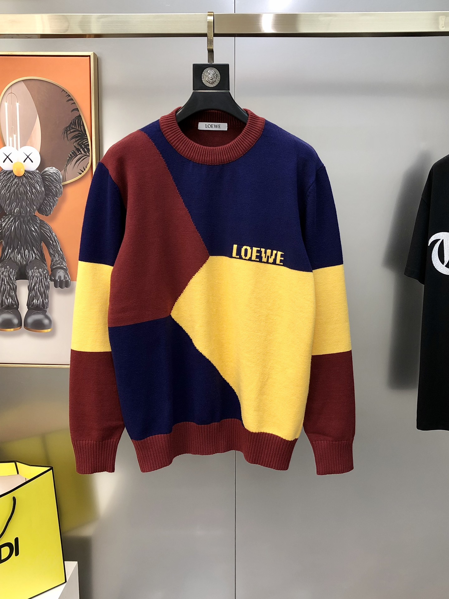 NO:595518,L*EWE Luo Yiwei's 2025 new autumn and winter men's original single knitted crew neck sweaters and sweaters are sold at the same time at the counter. Channel goods, high version hot styles, personalized contrasting colors, fashionable and versatile, embroidered letter logo design on the chest, customized imported long-staple cotton merino wool fabric, customized original hardware accessories, soft and delicate, excellent warmth retention, easy to highlight the temperament, versatile upper body and slimming!  The fabrics and factories we choose are all used by first-line brands. The upper body is finely made and looks very handsome. The size is M-3XL (the largest size can wear about 190 pounds. Please indicate your height and weight when placing an order). Ships next day, loewe, sweaters, alexander wang19860909L*EWE 罗意葳2025秋冬新款男士原单针织圆领毛衣 羊毛衫 柜台同步售卖 渠道货 高版本爆款 个性撞色 时尚百搭 胸前提花字母logo设计 定制进口长绒棉美丽奴羊毛面料 定制原版五金辅料 柔软细腻 保暖性优越 极易凸显出气质 ,上身百搭显瘦！我们所选择的面料及工厂都是一线品牌所使用的 精细做上身非常帅气 码数M-3XL（最大码可穿190斤左右 下单请报身高体重）隔天出货,,loewe,sweaters,alexander wang,Men's clothing