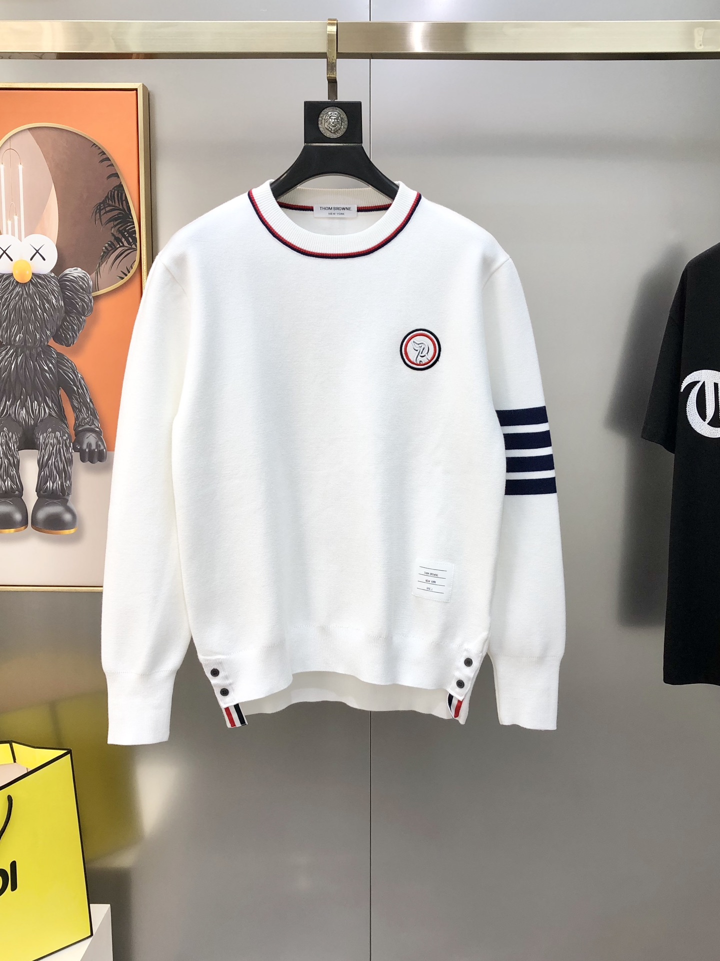 NO:595541,TB Tom Brown's new 2025 autumn and winter men's original single knitted crew neck sweaters and sweaters are sold simultaneously at the counter. Channel goods. High-end hot styles. Fashionable and versatile. Classic four-stripe embroidered square logo design on the chest. Customized imported long-staple cotton merino wool fabric. Customized original hardware accessories. Soft and delicate. Excellent warmth. Easy to highlight your temperament. Versatile upper body to make you slim!  The fabrics and factories we choose are all used by first-line brands. The upper body is finely made and looks very handsome. The size is M-3XL (the largest size can wear about 190 pounds. Please indicate your height and weight when placing an order). It will be shipped next day. White, royal blue, thom browne, sweaters, alexander wang19860909TB 汤姆布朗2025秋冬新款男士原单针织圆领毛衣 羊毛衫 柜台同步售卖 渠道货 高版本爆款 时尚百搭 经典四条杠绣四方标胸前刺绣logo设计 定制进口长绒棉美丽奴羊毛面料 定制原版五金辅料 柔软细腻 保暖性优越 极易凸显出气质 ,上身百搭显瘦！我们所选择的面料及工厂都是一线品牌所使用的 精细做上身非常帅气 码数M-3XL（最大码可穿190斤左右 下单请报身高体重）隔天出货 白色 宝蓝色,,thom browne,sweaters,alexander wang,Men's clothing