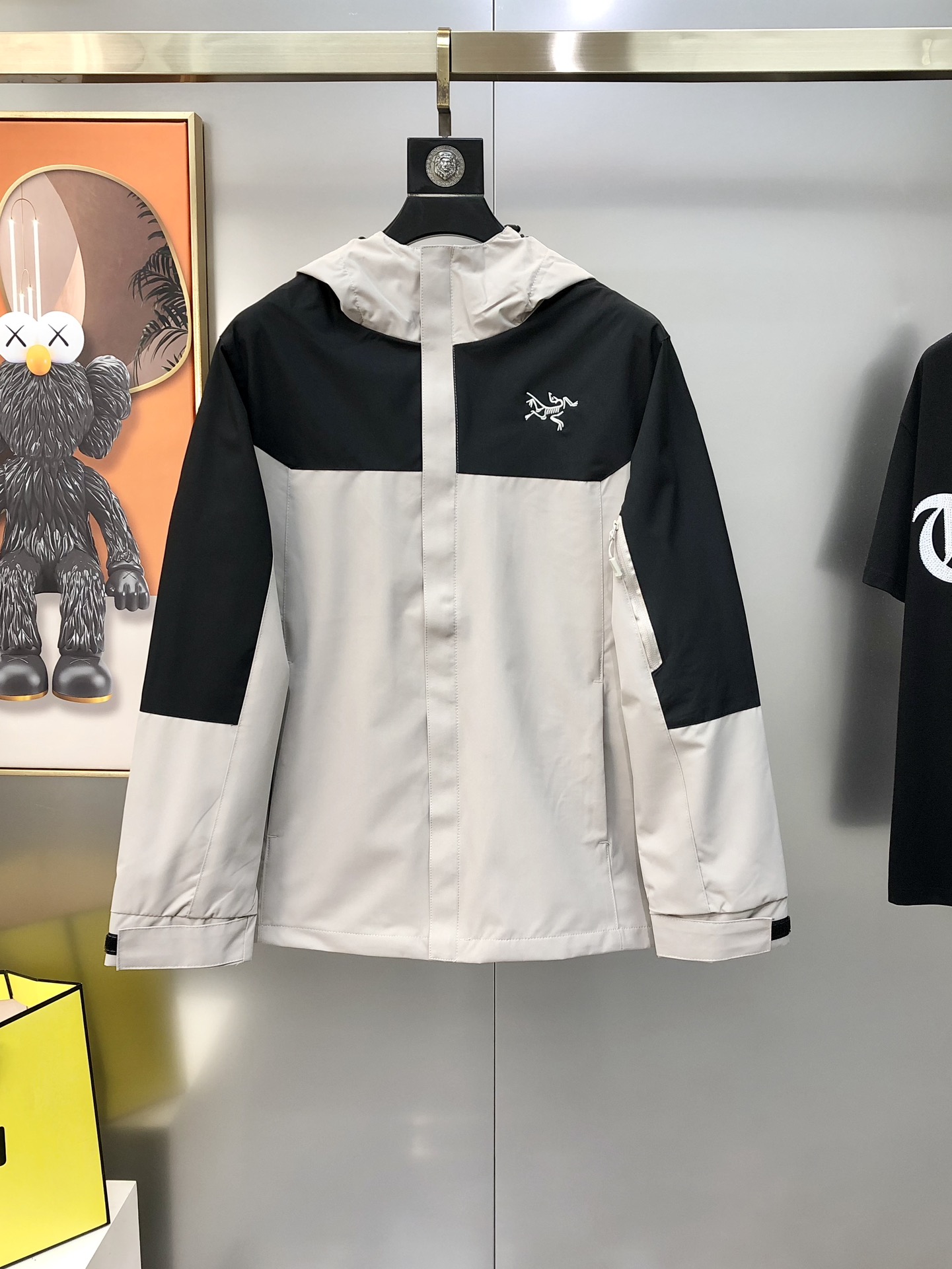 NO:595521,Arc'teryx 2025 Early Autumn New Original Men's Hooded Windbreaker Jacket Jacket, Jacket, sold simultaneously on the official website, popular model, high version, simple, fashionable and versatile, embroidered logo pattern design on the chest, using original imported polyester fiber memory fabric, soft and delicate feel, comfortable upper body, original imported lettering hardware accessories, OEM factory finely made with smooth lines, exquisite craftsmanship, awesome version, casual matching is very fashionable and handsome, highly recommended!  Counter sizes M-4XL (the largest size can wear about 200 pounds. Please state your height and weight when placing an order). Next day shipment, arc'teryx, jackets & coats, jackets & coats, hats, alexander wang19860909始祖鸟2025早秋新款原单男士连帽风衣夹克外套 冲锋衣 官网同步售卖 爆款 高版本 简洁时尚百搭 胸前刺绣logo图案设计 采用原版进口聚酯纤维记忆面料 手感柔软细腻 上身舒适 客供原版进口刻字五金辅料配件,代工厂精细做线条流畅,工艺精致,版型超赞,随意搭配都非常时尚帅气强烈推荐哦！专柜尺码M-4XL（最大码可穿200斤左右 下单请报身高体重) 隔天出货,arc'teryx,jackets & coats,jackets & coats,hats,alexander wang,Men's clothing