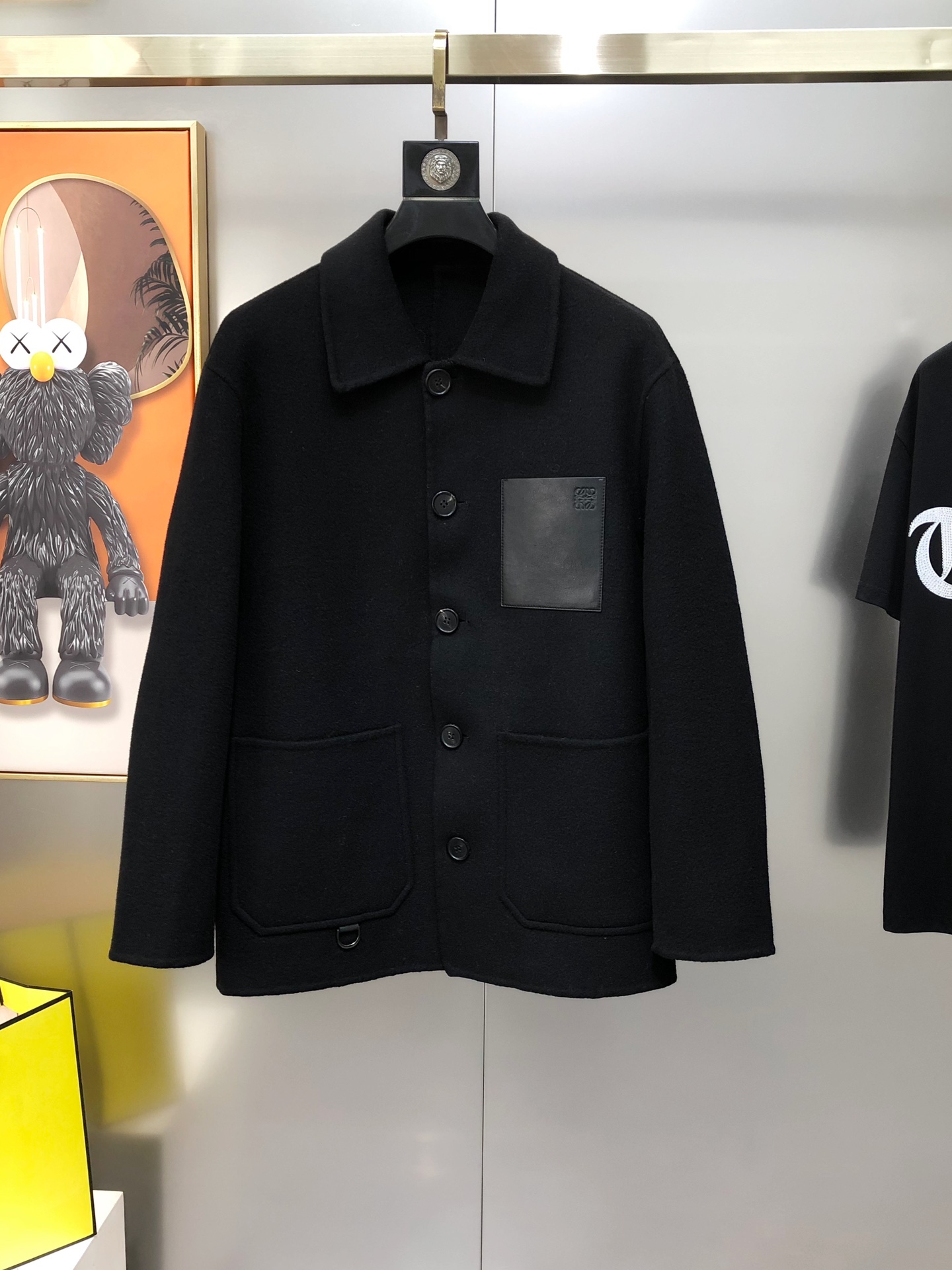 NO:595625,L*EWE Luo Yiwei's latest 2025 autumn and winter men's wool cashmere jacket, lapel jacket, original single goods, simultaneous sale on the official website, high-end quality, stylish and stylish, original mold opening, this version will never go out of style, exquisite texture and simple lines - main label, washing label, hardware, details determine quality. It is mainly sculptural sexy curve cutting with an indescribable classic elegance. Embroidered leather logo design on the chest. Customized 90 imported high-quality Australian wool 10 cashmere  High-quality wool has its own fluffiness, is light and soft, double-sided wool is king when it comes to both the inside and the outside. This jacket has a smart and neat cut, which is stable yet fashionable. It can help resist the cold wind and improve the warmth retention function. It is simple and elegant, showing extraordinary fashion. A must-have for warm men. Counter size M-3XL (the largest size can wear about 185 pounds. Please indicate your height and weight when placing an order). Ships next day. Black, loewe, jackets &  coats,jackets & coats,alexander wang19860909L*EWE 罗意葳2025秋冬最新款男士羊毛羊绒外套 翻领夹克 原单牛货 官网同步售卖 高端品质 有型有款 原版开模 这个版型万年不过时精致的质感与简单的线条-主标 、洗标 、五金 细节决定品质 以雕塑性感曲线剪接为主有着一种无法形容的经典优雅气质 胸前绣真皮logo标设计 定制90进口优质澳洲羊毛10羊绒 优质的毛呢是自带蓬松度 又轻又软 双面毛呢 内外兼修才是王者 此款外套拥有干练利落的剪裁,稳重而不失时尚格调,有助抵御寒风吹入,提升保暖功能.简约大气 彰显时尚不凡 暖男必备 专柜尺码M-3XL（最大码可穿185斤左右 下单请报身高体重）隔天出货 黑色,,loewe,jackets & coats,jackets & coats,alexander wang,Men's clothing