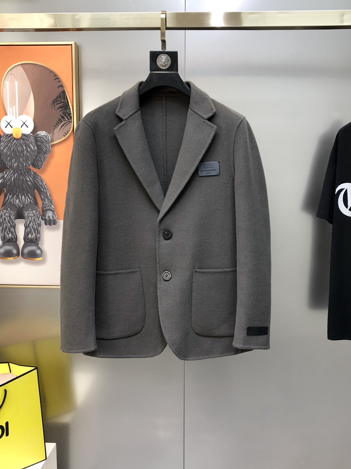 NO:595622,Bal*nciaga Balenciaga 2025 autumn and winter latest men's wool cashmere jackets and suits, original single goods, simultaneous sales on the official website, high-end quality, stylish and stylish, original mold opening, this version will never go out of style, exquisite texture and simple lines - main label, wash label, hardware, details determine quality. It is mainly sculptural and sexy curve cutting, with an indescribable classic elegance. Embroidered leather logo design on the chest. Customized 90 imported high-quality Australian wool 10 cashmere  High-quality wool has its own fluffiness, is light and soft, double-sided wool is king when it comes to both the inside and outside. This jacket has a smart and neat cut, which is stable yet fashionable. It can help resist the cold wind and improve the warmth retention function. It is simple and elegant, showing extraordinary fashion. A must-have for warm men. Counter size M-4XL (too small. The maximum size can wear about 190 pounds. Please indicate your height and weight when placing an order). Ships next day. Black  gray,,balenciaga,jackets & coats,business suit,alexander wang19860909Bal*nciaga 巴黎世家2025秋冬最新款男士羊毛羊绒外套 西装西服 原单牛货 官网同步售卖 高端品质 有型有款 原版开模 这个版型万年不过时精致的质感与简单的线条-主标 、洗标 、五金 细节决定品质 以雕塑性感曲线剪接为主有着一种无法形容的经典优雅气质 胸前绣真皮logo标设计 定制90进口优质澳洲羊毛10羊绒 优质的毛呢是自带蓬松度 又轻又软 双面毛呢 内外兼修才是王者 此款外套拥有干练利落的剪裁,稳重而不失时尚格调,有助抵御寒风吹入,提升保暖功能.简约大气 彰显时尚不凡 暖男必备 专柜尺码M-4XL（偏小 最大码可穿190斤左右 下单请报身高体重）隔天出货 黑色 灰色,,balenciaga,jackets & coats,business suit,alexander wang,Men's clothing