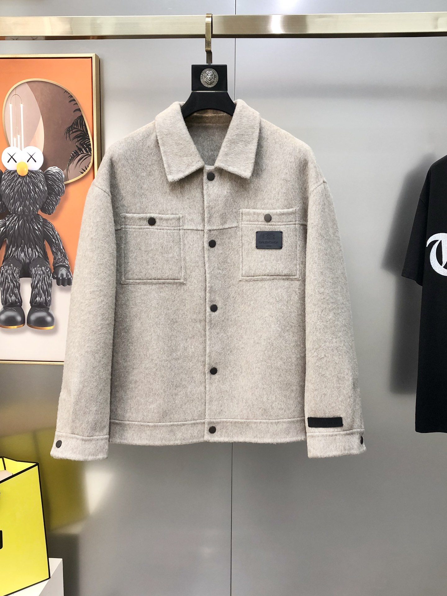 NO:595628,Bal*nciaga Balenciaga 2025 autumn and winter latest men's wool cashmere jacket, lapel jacket, original goods, simultaneous sale on the official website, high-end quality, stylish and stylish, original mold opening, this version will never go out of style, exquisite texture and simple lines - main label, wash label, hardware, details determine quality. It is mainly sculptural sexy curve cutting with an indescribable classic elegance. Embroidered leather logo design on the chest. Customized 90 imported high-quality Australian wool 10 cashmere  High-quality wool has its own fluffiness, is light and soft, double-sided wool is king when it comes to both the inside and the outside. This jacket has a smart and neat cut, stable yet fashionable style, which can help resist the cold wind and improve the thermal insulation function. It is simple and elegant, showing extraordinary fashion. A must-have for warm men. Counter size M-3XL (the largest size can wear about 190 pounds. Please indicate your height and weight when placing an order). Ships next day. Dark gray, khaki, balenciaga, jackets  & coats,jackets & coats,alexander wang19860909Bal*nciaga 巴黎世家2025秋冬最新款男士羊毛羊绒外套 翻领夹克 原单牛货 官网同步售卖 高端品质 有型有款 原版开模 这个版型万年不过时精致的质感与简单的线条-主标 、洗标 、五金 细节决定品质 以雕塑性感曲线剪接为主有着一种无法形容的经典优雅气质 胸前绣真皮logo标设计 定制90进口优质澳洲羊毛10羊绒 优质的毛呢是自带蓬松度 又轻又软 双面毛呢 内外兼修才是王者 此款外套拥有干练利落的剪裁,稳重而不失时尚格调,有助抵御寒风吹入,提升保暖功能.简约大气 彰显时尚不凡 暖男必备 专柜尺码M-3XL（最大码可穿190斤左右 下单请报身高体重）隔天出货 深灰色 卡其色,,balenciaga,jackets & coats,jackets & coats,alexander wang,Men's clothing