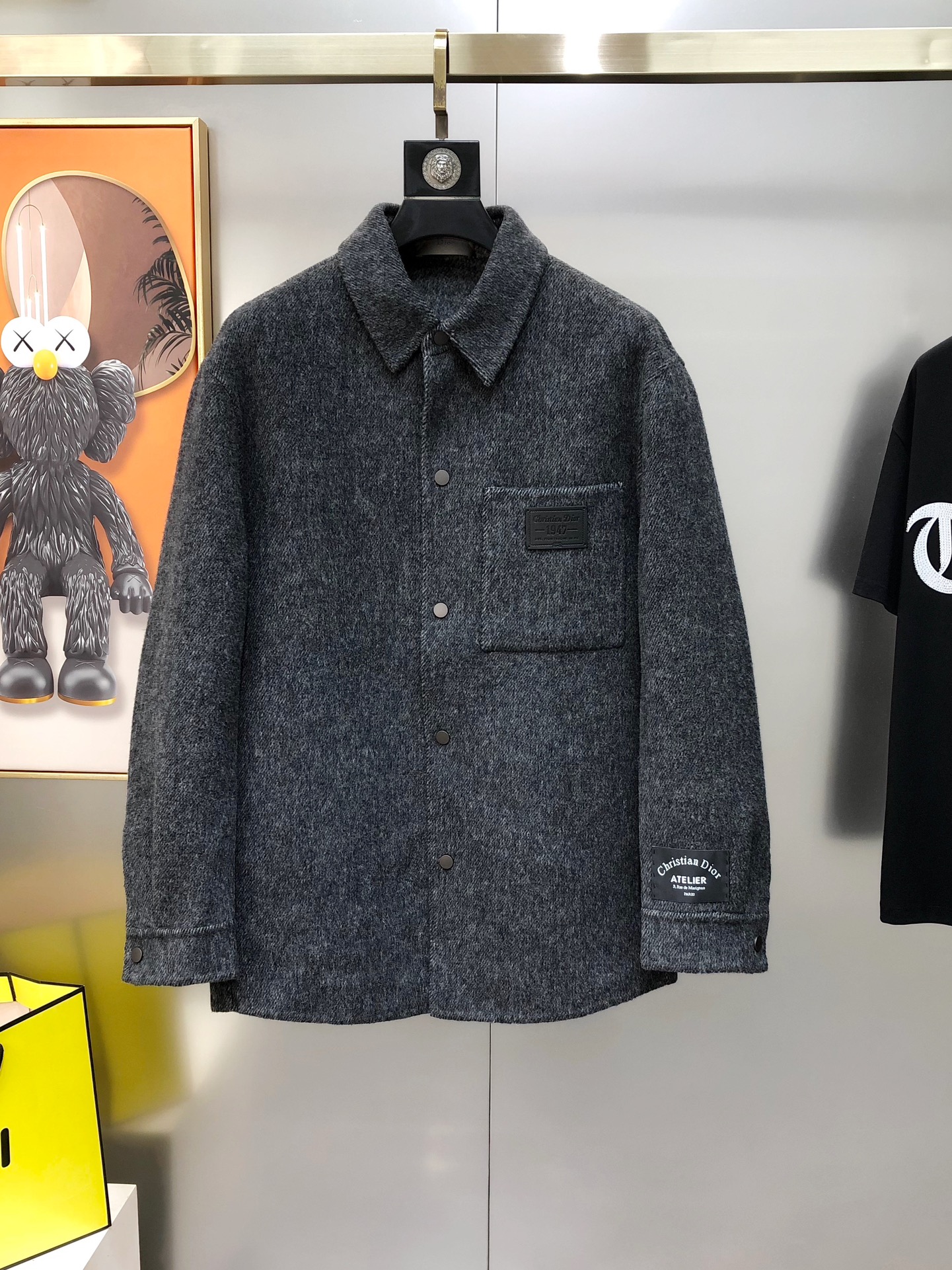 NO:595631,D*or Dior's latest 2025 autumn and winter men's wool cashmere jacket, lapel jacket, original goods, simultaneous sale on the official website, high-end quality, stylish, original mold opening, this version will never go out of style, exquisite texture and simple lines - main label, wash label, hardware, details determine quality. It is mainly sculptural and sexy curve cutting, with an indescribable classic elegance. Embroidered leather logo design on the chest. Customized 90 imported high-quality Australian wool 10 cashmere  High-quality wool has its own fluffiness, is light and soft, double-sided wool is king when it comes to both the inside and the outside. This jacket has a smart and neat cut, stable yet fashionable style, which can help resist the cold wind and improve the warmth retention function. It is simple and elegant, showing extraordinary fashion. A must-have for warm men. Counter size M-3XL (the largest size can wear about 190 pounds. Please indicate your height and weight when placing an order). Ships next day. Dark gray, khaki, dior, jackets &  coats,jackets & coats,alexander wang19860909D*or 迪奥2025秋冬最新款男士羊毛羊绒外套 翻领夹克 原单牛货 官网同步售卖 高端品质 有型有款 原版开模 这个版型万年不过时精致的质感与简单的线条-主标 、洗标 、五金 细节决定品质 以雕塑性感曲线剪接为主有着一种无法形容的经典优雅气质 胸前绣真皮logo标设计 定制90进口优质澳洲羊毛10羊绒 优质的毛呢是自带蓬松度 又轻又软 双面毛呢 内外兼修才是王者 此款外套拥有干练利落的剪裁,稳重而不失时尚格调,有助抵御寒风吹入,提升保暖功能.简约大气 彰显时尚不凡 暖男必备 专柜尺码M-3XL（最大码可穿190斤左右 下单请报身高体重）隔天出货 深灰色 卡其色,,dior,jackets & coats,jackets & coats,alexander wang,Men's clothing