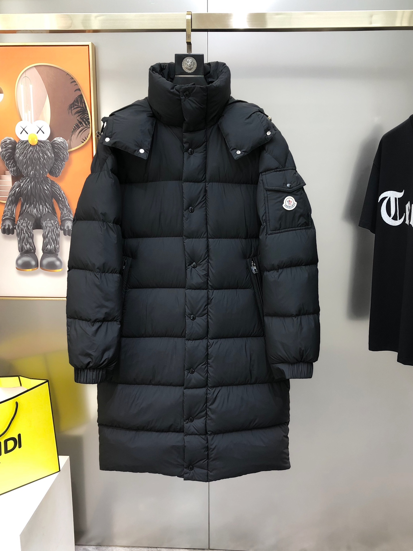 NO:595613,M*ncler Men's 2025 Autumn and Winter New Original Men's Long Hooded Down Jacket. Detachable hood. High version. Pay attention to details. High-end customization. Classic popular logo design embroidered on the sleeves. Customized original polyester fiber fabric. Filled with the highest quality national standard pure 90 white duck down. Full down filling. The quality can withstand any form of inspection. All have gone through a strict selection process. Its fluffiness and resilience are extremely superior, and its cold-proof performance is beyond doubt!  Customized original metal zipper, fashionable and versatile. The upper body is elegant and handsome, full of personality, and has a brand new sense of sight!  An artifact to keep out the cold!  On sale now, counter sizes 1-5 = M-3XL (the largest size can wear about 190 pounds. Please state your height and weight when placing an order). Ships the next day. Black, Moncler, jackets & coats, down jacket, hats, alexander wang19860909M*ncler 蒙口2025秋冬新款原单男士长款连帽羽绒服外套 帽子可拆卸 高版本 注意细节 高端定制 经典爆款袖上绣logo标设计 定制原版聚酯纤维面料 内填充最顶级国标纯正90白鸭绒 充绒量饱满 品质经得起任何形式检验,均经过严格的挑选工序,其蓬松感与与回弹性都极为优越,御寒性能更是毋庸置疑！定制原版金属拉链,时尚百搭 上身优雅帅气,个性十足,焕然一新的即视感！御寒神器！现货发售,专柜尺码1-5码=M-3XL（最大码可穿190斤左右 下单请报身高体重）隔天出货 黑色,,Moncler,jackets & coats,down jacket,hats,alexander wang,Men's clothing