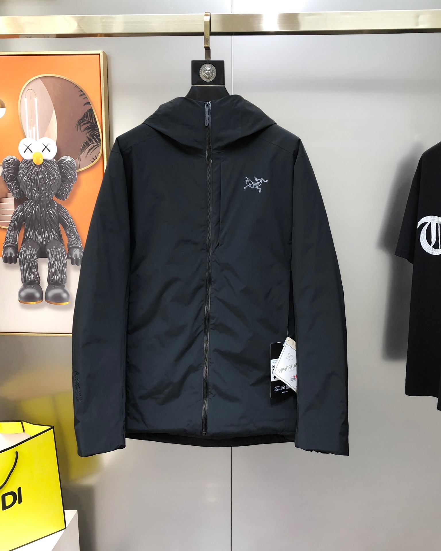 NO:595616,Arc'teryx 2025 Autumn and Winter New Original Men's Hooded Down Jacket. Channel goods. High version. Pay attention to details. High-end customization. Popular three-dimensional embroidered letter logo pattern design. Customized original polyester fiber fabric. Filled with the highest quality national standard pure 90 white duck down. Full down filling. The quality can withstand any form of inspection. All have gone through a strict selection process. Its fluffiness and resilience are extremely superior, and its cold-proof performance is beyond doubt!  Customized original metal zipper, fashionable and versatile. The upper body is elegant and handsome, full of personality, and has a brand new sense of sight!  An artifact to keep out the cold!  On sale now, counter sizes M-3XL (the largest size can wear about 190 pounds. Please state your height and weight when placing an order). Ships the next day. Black, arc'teryx, jackets & coats, down jacket, hats, alexander wang19860909始祖鸟2025秋冬新款原单男士连帽羽绒服外套 渠道货 高版本 注意细节 高端定制 爆款立体刺绣字母logo图案设计 定制原版聚酯纤维面料 内填充最顶级国标纯正90白鸭绒 充绒量饱满 品质经得起任何形式检验,均经过严格的挑选工序,其蓬松感与与回弹性都极为优越,御寒性能更是毋庸置疑！定制原版金属拉链,时尚百搭 上身优雅帅气,个性十足,焕然一新的即视感！御寒神器！现货发售,专柜尺码M-3XL（最大码可穿190斤左右 下单请报身高体重）隔天出货 黑色,arc'teryx,jackets & coats,down jacket,hats,alexander wang,Men's clothing