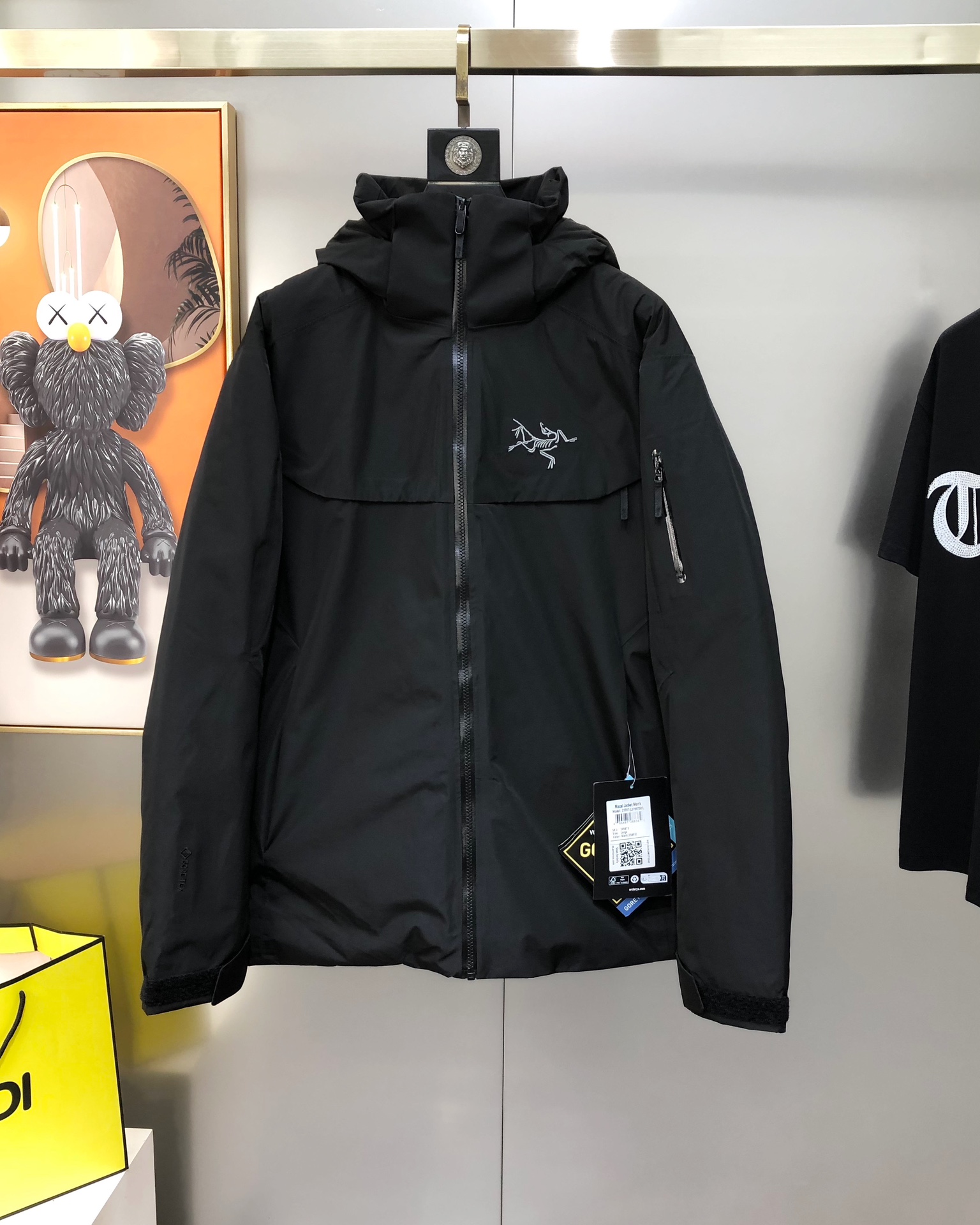 NO:595619,Arc'teryx 2025 Autumn and Winter new original men's hooded down jacket with detachable hood. Channel goods. High version. Attention to details. High-end customization. Popular three-dimensional embroidered letter logo pattern design. Customized original polyester fiber fabric. Filled with top-grade national standard pure 90 white duck down. Full down content. The quality can withstand any form of inspection. All have gone through a strict selection process. Its fluffiness and resilience are extremely superior, and its cold-proof performance is beyond doubt!  Customized original metal zipper, fashionable and versatile. The upper body is elegant and handsome, full of personality, and has a brand new sense of sight!  An artifact to keep out the cold!  On sale now, counter sizes M-3XL (the largest size can wear about 190 pounds. Please state your height and weight when placing an order). Ships the next day. Black, arc'teryx, jackets & coats, down jacket, hats, alexander wang19860909始祖鸟2025秋冬新款原单男士连帽羽绒服外套 帽子可拆卸 渠道货 高版本 注意细节 高端定制 爆款立体刺绣字母logo图案设计 定制原版聚酯纤维面料 内填充最顶级国标纯正90白鸭绒 充绒量饱满 品质经得起任何形式检验,均经过严格的挑选工序,其蓬松感与与回弹性都极为优越,御寒性能更是毋庸置疑！定制原版金属拉链,时尚百搭 上身优雅帅气,个性十足,焕然一新的即视感！御寒神器！现货发售,专柜尺码M-3XL（最大码可穿190斤左右 下单请报身高体重）隔天出货 黑色,arc'teryx,jackets & coats,down jacket,hats,alexander wang,Men's clothing