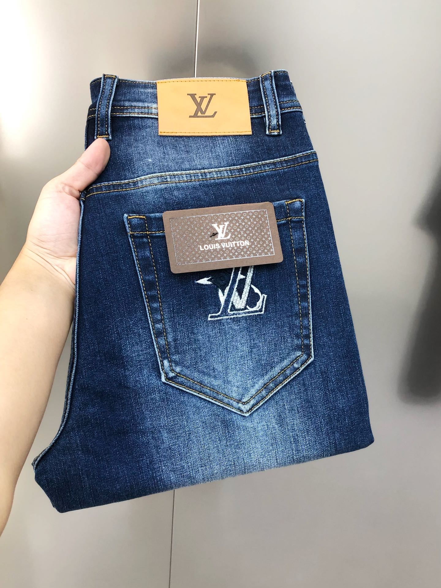 NO:595524,LV Louis Vuitton's new early autumn men's slim-fitting jeans. The official website is simultaneously distressed and ripped. Popular models. High-end customization. Original goods. Three-dimensional embroidered logo design on the back pocket. Customized imported denim washed denim pure cotton fabric. Original accessories. Fine workmanship. Cool and energetic. Soft and delicate. Comfortable and breathable. Commuting style. Very high matching rate. The durability rate is incredible. Counter quality. The upper body is super handsome and has the size.  28-38 (stretchy) no 35 37 next day shipping,,louis vuitton,louis vuitton,jeans,alexander wang19860909LV 路易威登早秋新款男士修身小脚牛仔裤 官网同步做旧破洞 爆款 高端定制 原单狠货 后裤袋立体刺绣logo图案设计 定制进口丹宁水洗牛仔纯棉面料 原版辅料 做工精细 酷劲活力十足 柔软细腻 舒适透气 通勤款 搭配率极高 耐穿率爆表 专柜品质 上身超帅气 有型 码数 28-38（有弹力)没35 37 隔天出货,,louis vuitton,louis vuitton,jeans,alexander wang,Men's clothing