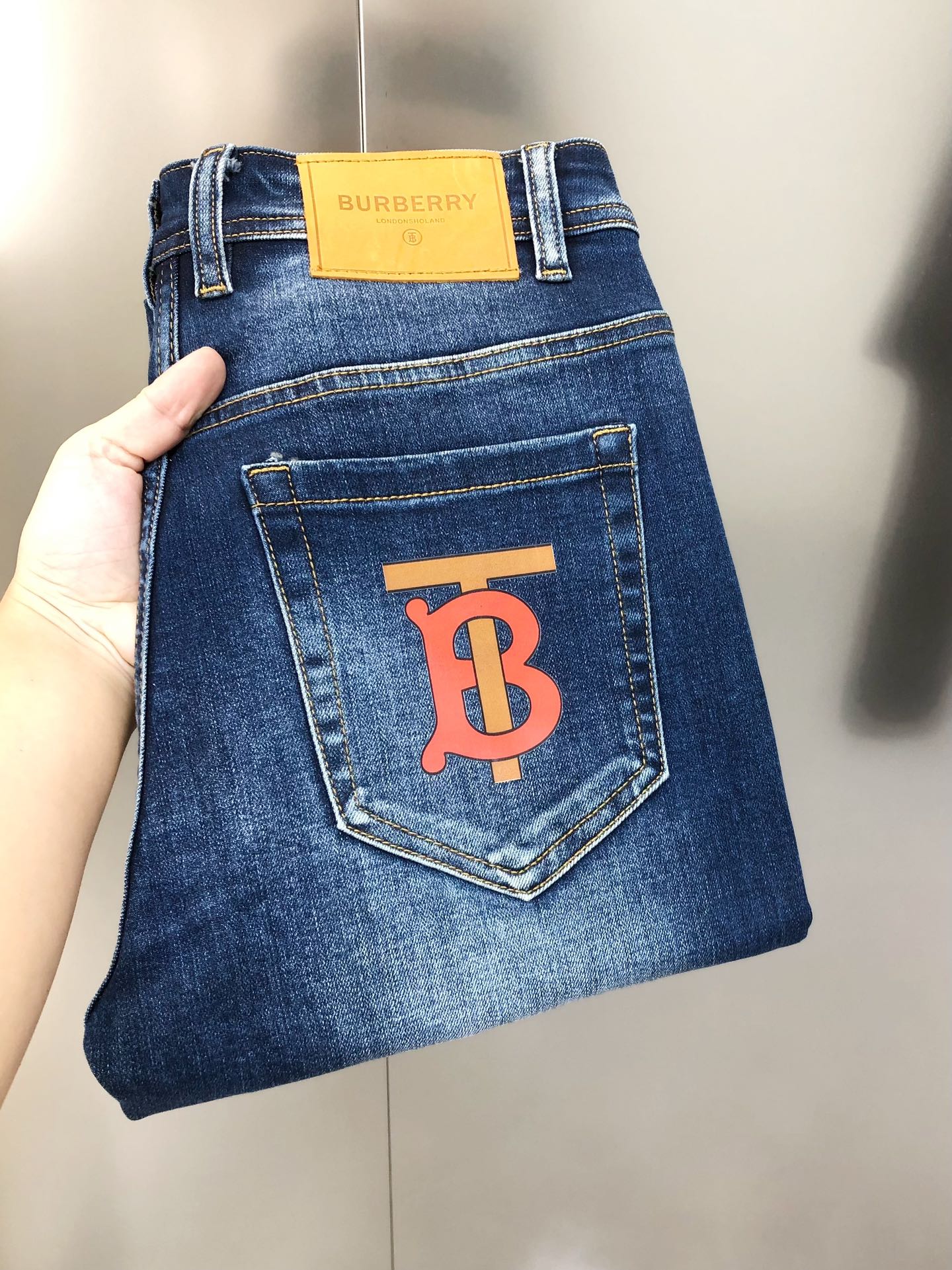 NO:595527,BURBE** Burberry's new early autumn men's slim-fitting jeans. The official website is simultaneously distressed and ripped. Popular style. High-end customization. Original order. Rubber letter logo design on the back trouser pocket. Customized imported denim washed denim pure cotton fabric. Original accessories. Fine workmanship. Cool and energetic. Soft and delicate. Comfortable and breathable. Commuting style. Very high matching rate. The durability rate is incredible. Counter quality. The upper body is super handsome and has the size.  28-38 (elastic) no 35 37 next day shipping,,burberry,burberry,jeans,alexander wang19860909BURBE** 巴宝莉早秋新款男士修身小脚牛仔裤 官网同步做旧破洞 爆款 高端定制 原单狠货 后裤袋印胶字母logo图案设计 定制进口丹宁水洗牛仔纯棉面料 原版辅料 做工精细 酷劲活力十足 柔软细腻 舒适透气 通勤款 搭配率极高 耐穿率爆表 专柜品质 上身超帅气 有型 码数 28-38（有弹力)没35 37 隔天出货,,burberry,burberry,jeans,alexander wang,Men's clothing