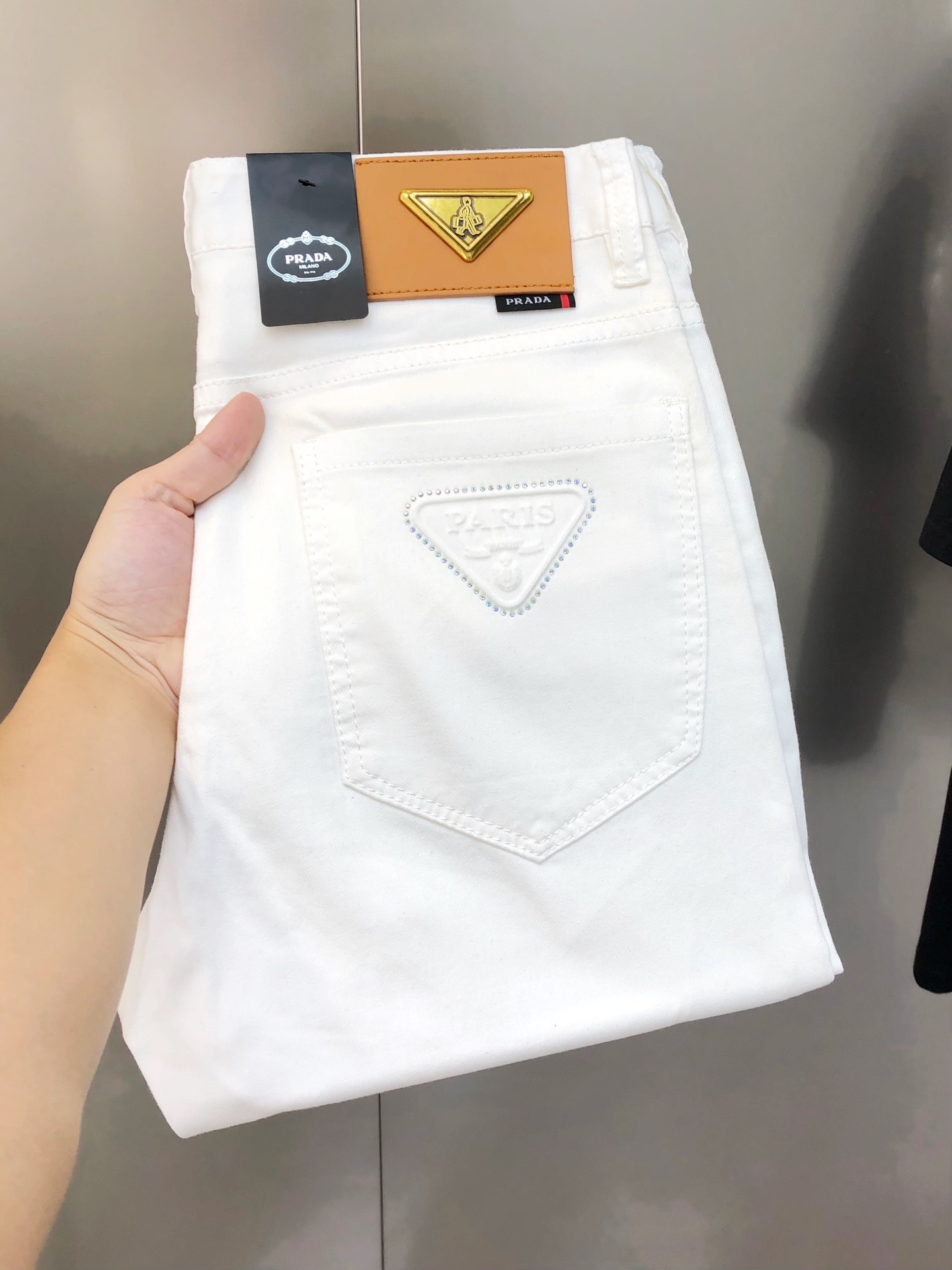 NO:595542,P*ADA Early autumn new men's slim fit jeans. The official website is synchronized with simple and fashionable. Hot-selling white cow. High-end customization. Original order. Embossed hot diamond logo pattern design on the rear trouser pocket. Customized imported denim washed denim pure cotton fabric. Original accessories. Fine workmanship. Cool and energetic. Soft and delicate. Comfortable and breathable. Commuting style. Very high matching rate. The durability rate is incredible. Counter quality. The upper body is super handsome and has the size.  28-38 (elastic) no 35 37 next day shipping, prada, jeans, alexander wang19860909P*ADA 普拉哒早秋新款男士修身小脚牛仔裤 官网同步简洁时尚 爆款白牛 高端定制 原单狠货 后裤袋压花烫钻logo图案设计 定制进口丹宁水洗牛仔纯棉面料 原版辅料 做工精细 酷劲活力十足 柔软细腻 舒适透气 通勤款 搭配率极高 耐穿率爆表 专柜品质 上身超帅气 有型 码数 28-38（有弹力)没35 37 隔天出货,,prada,jeans,alexander wang,Men's clothing