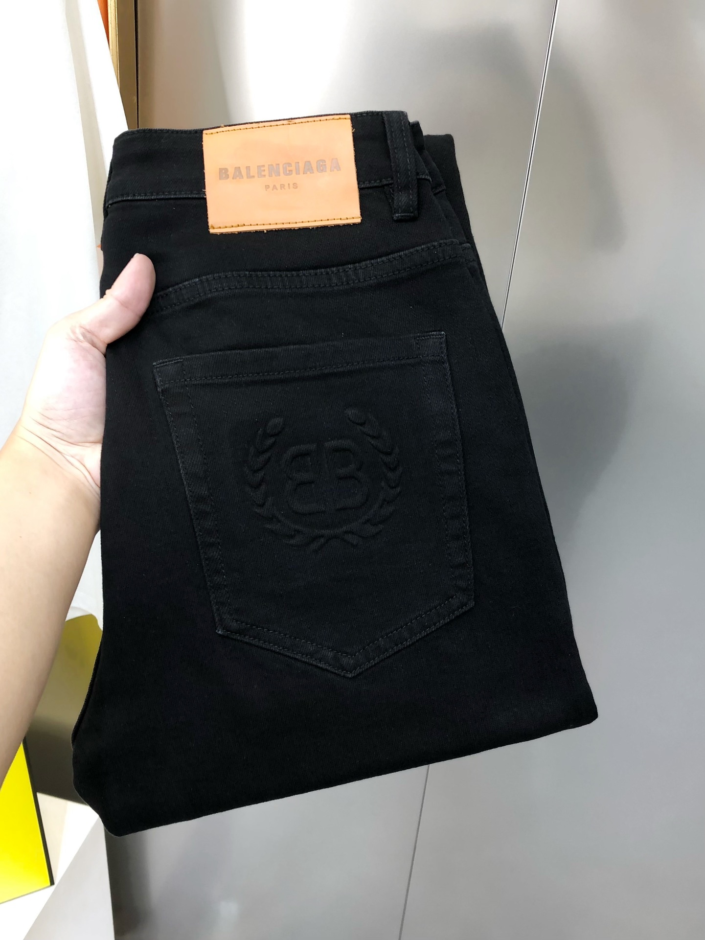 NO:595536,Bal*nciaga Balenciaga's new early autumn men's slim fit jeans. The official website is synchronized with simple and fashionable. Popular black cow. High-end customization. Original order. Embossed logo pattern design on the back pocket. Customized imported denim washed denim pure cotton fabric. Original accessories. Fine workmanship. Cool and energetic. Soft and delicate. Comfortable and breathable. Commuting style. Very high matching rate. The durability rate is incredible. Counter quality. The upper body is super handsome and has the size.  28-38 (stretchy) no 35 37 next day shipping, balenciaga, jeans, alexander wang19860909Bal*nciaga 巴黎世家早秋新款男士修身小脚牛仔裤 官网同步简洁时尚 爆款黑牛 高端定制 原单狠货 后裤袋压花logo图案设计 定制进口丹宁水洗牛仔纯棉面料 原版辅料 做工精细 酷劲活力十足 柔软细腻 舒适透气 通勤款 搭配率极高 耐穿率爆表 专柜品质 上身超帅气 有型 码数 28-38（有弹力)没35 37 隔天出货,,balenciaga,jeans,alexander wang,Men's clothing