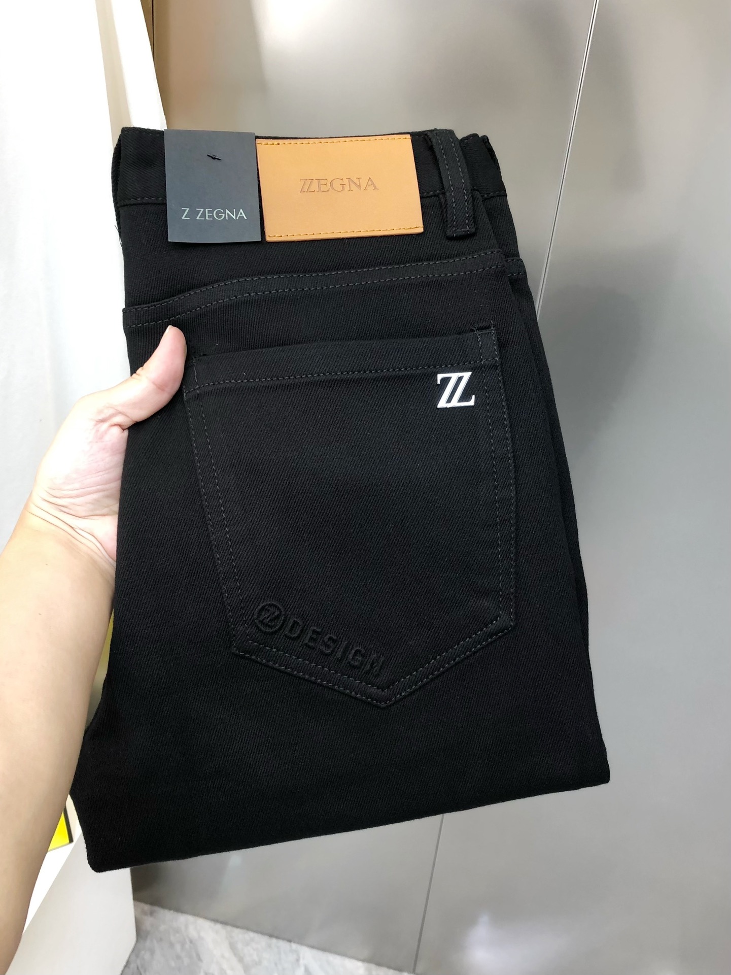 NO:595539,Z*gna Ermenegildo Zegna's new early autumn men's slim-fitting jeans. The official website is synchronized with simple and fashionable black cows. High-end customization. Original goods. Back trouser pocket logo design. Customized imported denim washed denim pure cotton fabric. Original accessories. Fine workmanship. Cool and energetic. Soft and delicate. Comfortable and breathable. Commuting style. Very high matching rate. Durability is amazing. Counter quality. The upper body is super handsome. Size number 28-38 (stretchy) no 35.  37 next day shipping,,zegna,jeans,alexander wang19860909Z*gna 杰尼亚早秋新款男士修身小脚牛仔裤 官网同步简洁时尚 爆款黑牛 高端定制 原单狠货 后裤袋logo标设计 定制进口丹宁水洗牛仔纯棉面料 原版辅料 做工精细 酷劲活力十足 柔软细腻 舒适透气 通勤款 搭配率极高 耐穿率爆表 专柜品质 上身超帅气 有型 码数 28-38（有弹力)没35 37 隔天出货,,zegna,jeans,alexander wang,Men's clothing