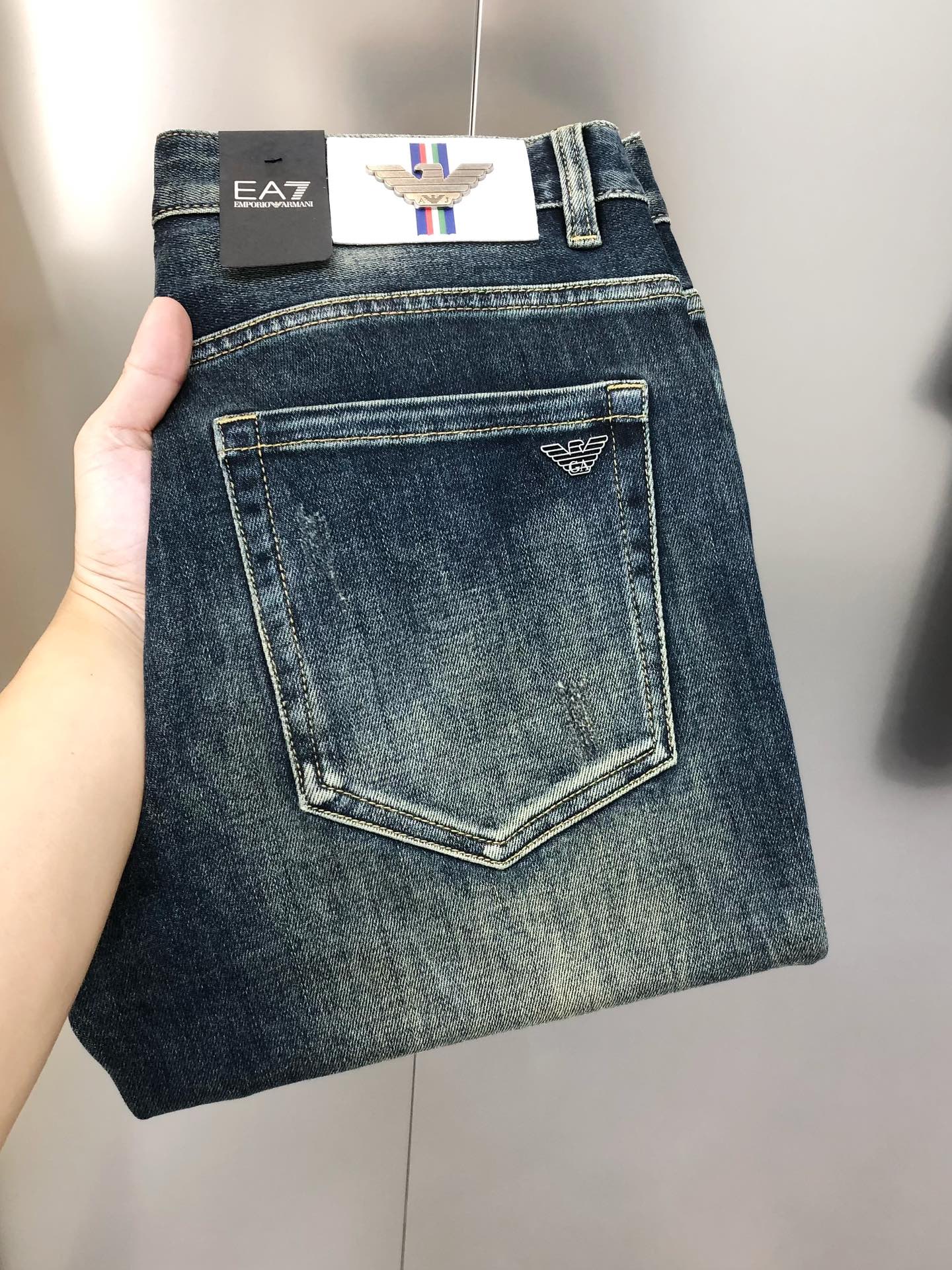 NO:595530,A*mani Armani's new early autumn men's slim fit jeans. The official website is synchronized with simple and fashionable. Popular items. High-end customization. Original goods. Rubberized back trouser pockets with flying eagle logo design. Customized imported denim washed denim pure cotton fabric. Original accessories. Fine workmanship. Cool and full of vitality. Soft and delicate. Comfortable and breathable. Commuting style. Very high matching rate. Durability is incredible. Counter quality. Super handsome upper body. Number of sizes.  28-38 (stretchy) no 35 37 next day shipping, armani, jeans, alexander wang19860909A*mani 阿玛尼早秋新款男士修身小脚牛仔裤 官网同步简洁时尚 爆款 高端定制 原单狠货 印胶后裤袋飞鹰logo标设计 定制进口丹宁水洗牛仔纯棉面料 原版辅料 做工精细 酷劲活力十足 柔软细腻 舒适透气 通勤款 搭配率极高 耐穿率爆表 专柜品质 上身超帅气 有型 码数 28-38（有弹力)没35 37 隔天出货,,armani,jeans,alexander wang,Men's clothing