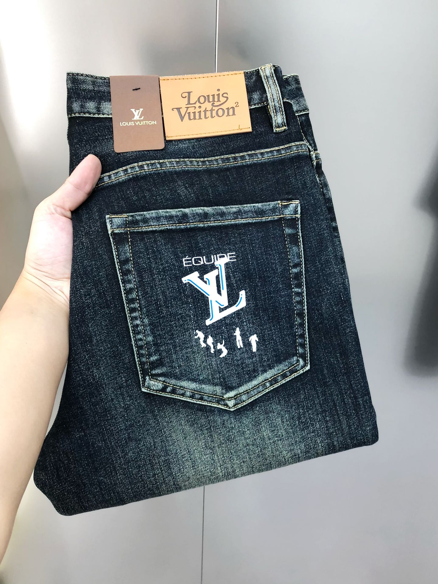 NO:595533,LV Louis Vuitton's new early autumn men's slim fit jeans. The official website is synchronized with simple and fashionable. Popular high-end customization. Original goods. Printed letter logo pattern design. Customized imported denim washed denim pure cotton fabric. Original accessories. Fine workmanship. Cool and energetic. Soft and delicate. Comfortable and breathable. Commuting style. Very high match rate. Durability is amazing. Counter quality. The upper body is super handsome. Size number 28-38 (stretchy) No. 35 37  Next day shipping,,louis vuitton,louis vuitton,jeans,alexander wang19860909LV 路易威登早秋新款男士修身小脚牛仔裤 官网同步简洁时尚 爆款 高端定制 原单狠货 印胶字母logo图案设计 定制进口丹宁水洗牛仔纯棉面料 原版辅料 做工精细 酷劲活力十足 柔软细腻 舒适透气 通勤款 搭配率极高 耐穿率爆表 专柜品质 上身超帅气 有型 码数 28-38（有弹力)没35 37 隔天出货,,louis vuitton,louis vuitton,jeans,alexander wang,Men's clothing
