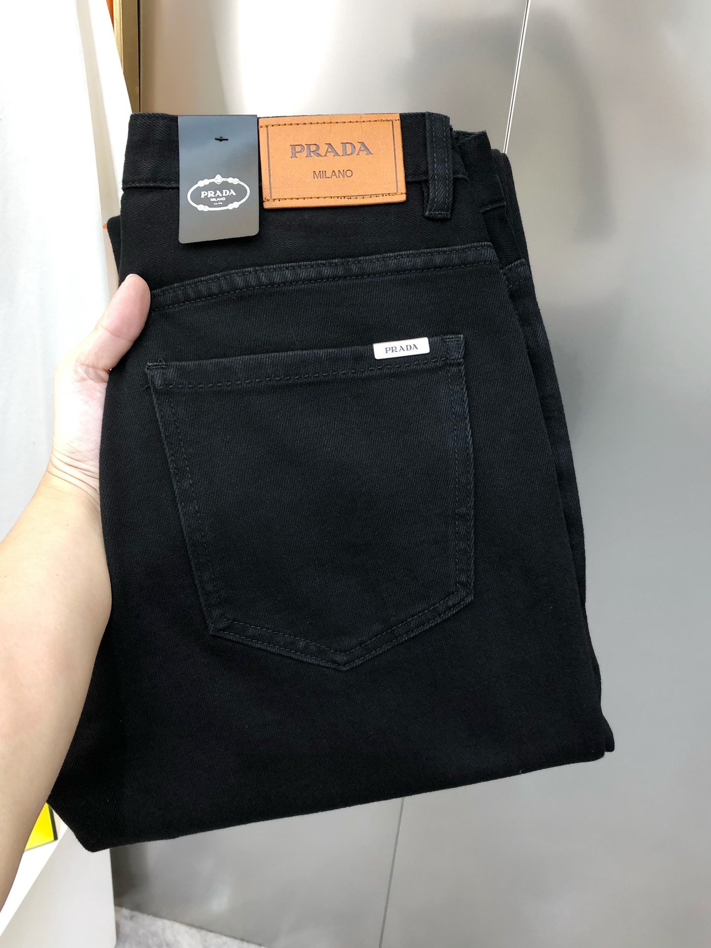 NO:595548,P*ADA New early autumn men's loose straight jeans. The official website is synchronized with simple and fashionable. Popular black cow. High-end customization. Original goods. Letter logo design on the back pocket. Customized imported denim washed denim pure cotton fabric. Original accessories. Fine workmanship. Cool and energetic. Soft and delicate. Comfortable and breathable. Commuting style. Very high match rate. Durability is amazing. Counter quality. The upper body is super handsome. Size number 29-38 (stretchy) no 35.  37 next day shipping,,prada,jeans,alexander wang19860909P*ADA 普拉哒早秋新款男士宽松直筒牛仔裤 官网同步简洁时尚 爆款黑牛 高端定制 原单狠货 后裤袋字母logo标设计 定制进口丹宁水洗牛仔纯棉面料 原版辅料 做工精细 酷劲活力十足 柔软细腻 舒适透气 通勤款 搭配率极高 耐穿率爆表 专柜品质 上身超帅气 有型 码数 29-38（有弹力)没35 37 隔天出货,,prada,jeans,alexander wang,Men's clothing