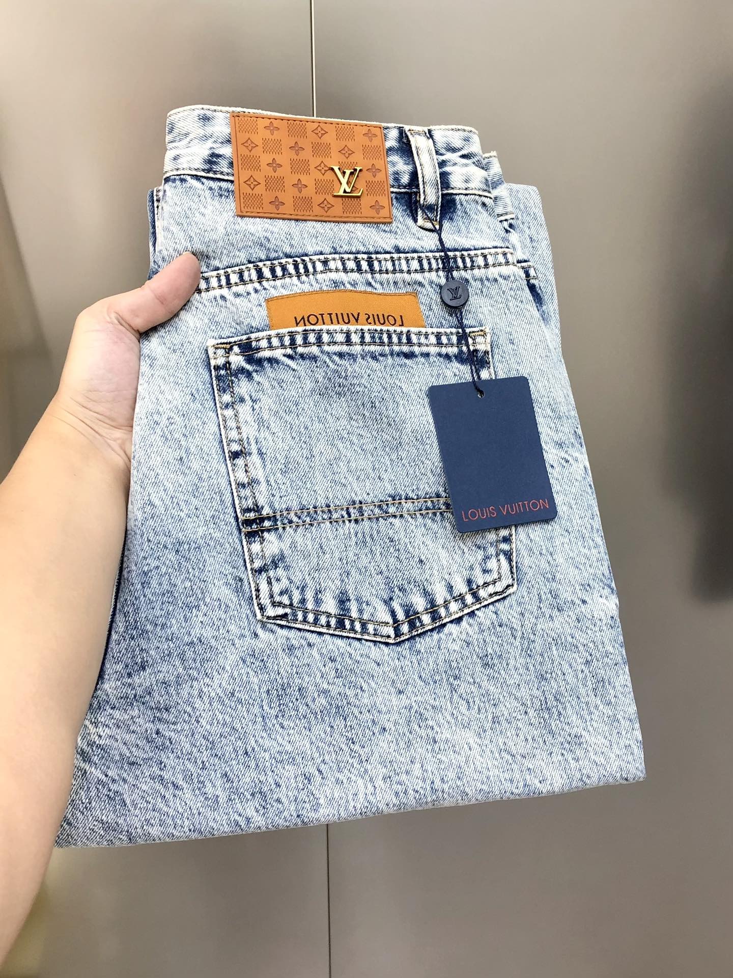 NO:595556,LV Louis Vuitton 2025 early autumn new men's loose straight jeans. Official website synchronization. High-end customization. Original order. Simple and fashionable rear trouser pocket embroidered logo cloth label design. Customized imported denim washed denim pure cotton fabric. Original accessories. Fine workmanship. Cool and energetic. Soft, delicate, comfortable and breathable. Very high matching rate. Durability is amazing. Counter quality. Super handsome upper body. Size 28-38.  No 35,37 next day shipping,,louis vuitton,louis vuitton,jeans,alexander wang19860909LV 路易威登2025早秋新款男士宽松直筒牛仔裤 官网同步 爆款高端定制 原单狠货 简洁时尚后裤袋绣logo布标设计 定制进口丹宁水洗牛仔纯棉面料 原版辅料 做工精细 酷劲活力十足 柔软细腻 舒适透气 搭配率极高 耐穿率爆表 专柜品质 上身超帅气 有型 码数28-38码 没35,37隔天出货,,louis vuitton,louis vuitton,jeans,alexander wang,Men's clothing