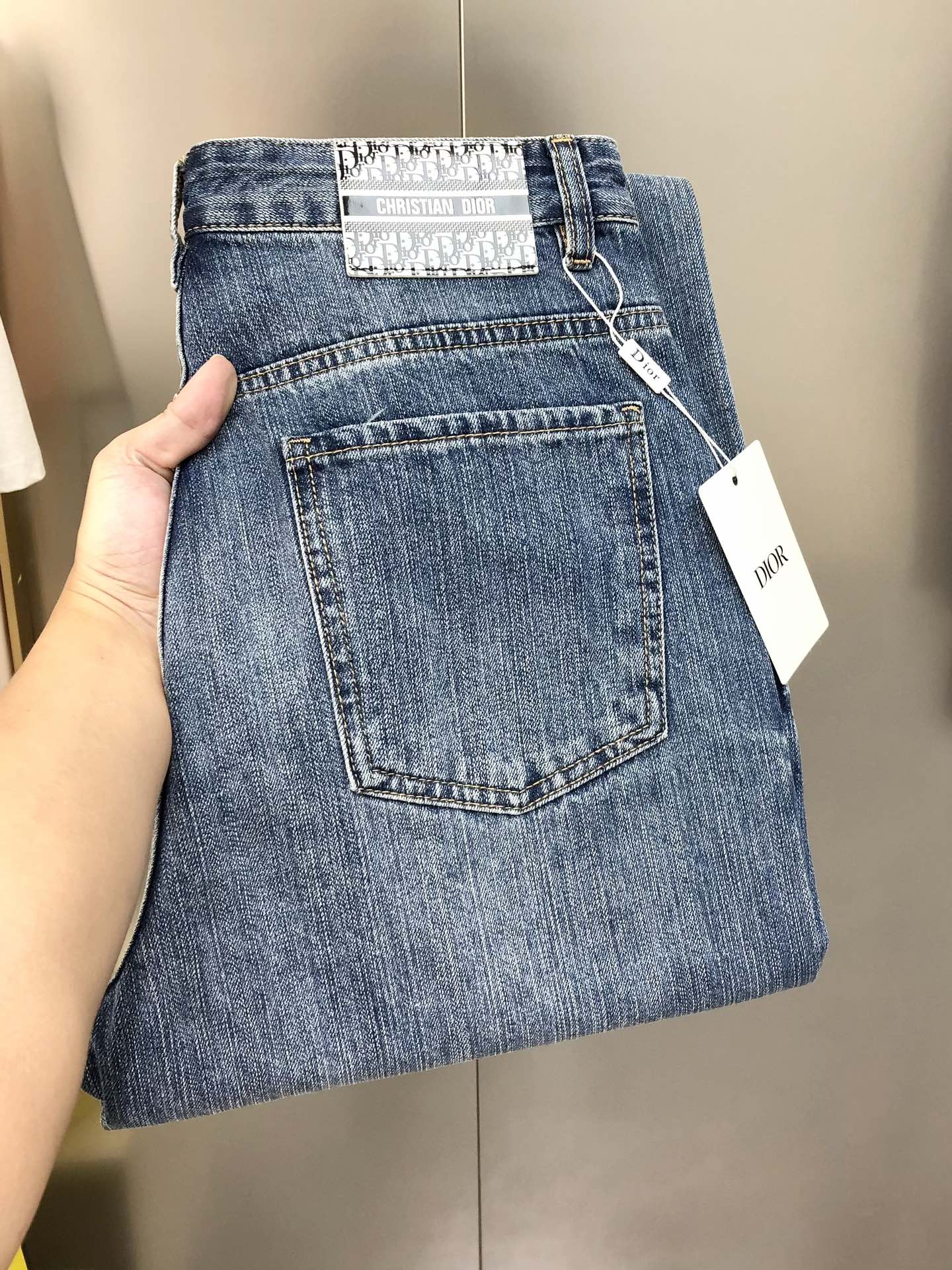 NO:595554,D*or Dior 2025 early autumn new men's loose straight jeans, official website synchronization, popular high-end customization, original order, simple and fashionable printed letter logo design, custom imported denim washed denim pure cotton fabric, original accessories, fine workmanship, cool and energetic, soft and delicate, comfortable and breathable, extremely high matching rate, extremely durable, counter quality, super handsome upper body, size 28-38  No 35, 37 next day shipping, dior, jeans, alexander wang19860909D*or 迪奥2025早秋新款男士宽松直筒牛仔裤 官网同步 爆款高端定制 原单狠货 简洁时尚印胶字母logo设计 定制进口丹宁水洗牛仔纯棉面料 原版辅料 做工精细 酷劲活力十足 柔软细腻 舒适透气 搭配率极高 耐穿率爆表 专柜品质 上身超帅气 有型 码数28-38码 没35,37隔天出货,,dior,jeans,alexander wang,Men's clothing