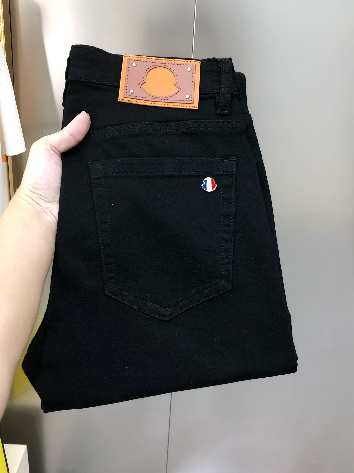 NO:595561,M*ncler 2025 early autumn new men's slim fit jeans for men. The official website is synchronized with simple and fashionable. Hot-selling black cow. High-end customization. Original order. Logo design on the back pocket. Customized imported denim washed denim pure cotton fabric. Original accessories. Fine workmanship. Cool and energetic. Soft and delicate. Comfortable and breathable. Commuting style. Very high matching rate. The durability rate is incredible. Counter quality. The upper body is super handsome and has the size.  28-38 (with elasticity) 35 is available, but 37 is not available. Next day shipping, Moncler, jeans, alexander wang19860909M*ncler 蒙口2025早秋新款男士修身小脚牛仔裤 官网同步简洁时尚 爆款黑牛 高端定制 原单狠货 后裤袋logo标设计 定制进口丹宁水洗牛仔纯棉面料 原版辅料 做工精细 酷劲活力十足 柔软细腻 舒适透气 通勤款 搭配率极高 耐穿率爆表 专柜品质 上身超帅气 有型 码数 28-38（有弹力)有35 没37隔天出货,,Moncler,jeans,alexander wang,Men's clothing