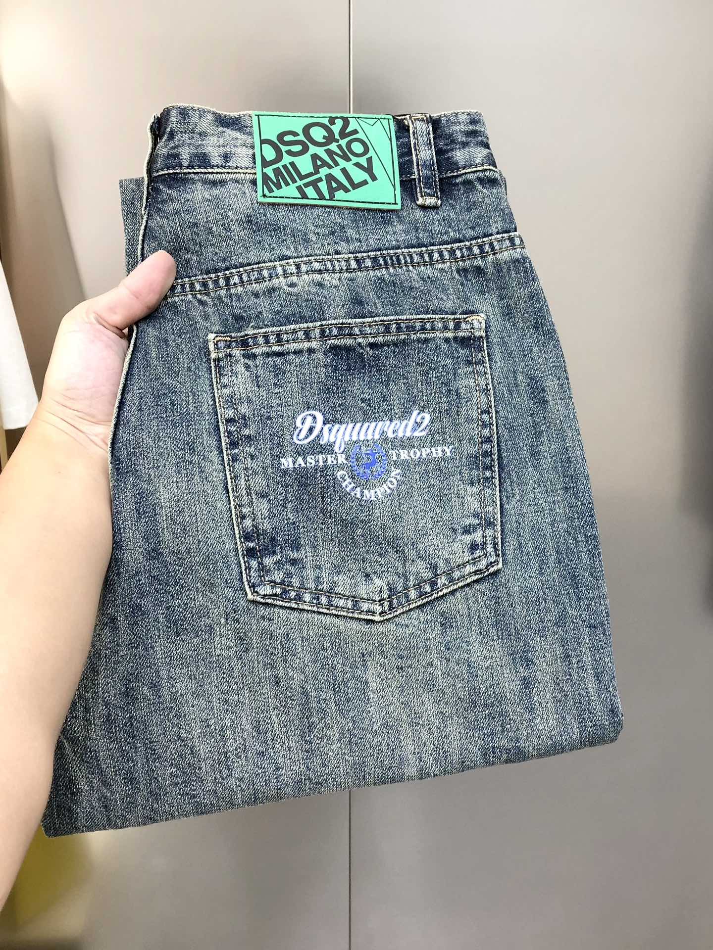 NO:595552,D2 Second Power 2025 Early Autumn New Men's Loose Straight Jeans. Official website synchronized. Popular high-end customization. Original order. Simple and fashionable back trouser pocket printed rubber letter logo pattern design. Customized imported denim washed denim pure cotton fabric. Original accessories. Fine workmanship. Cool and energetic. Soft and delicate. Comfortable and breathable. Very high match rate. Durability rate is amazing. Counter quality. Super handsome upper body. Size 28-38.  No 35,37 next day shipping,,jeans,alexander wang19860909D2 第二次方2025早秋新款男士宽松直筒牛仔裤 官网同步 爆款高端定制 原单狠货 简洁时尚后裤袋印胶字母logo图案设计 定制进口丹宁水洗牛仔纯棉面料 原版辅料 做工精细 酷劲活力十足 柔软细腻 舒适透气 搭配率极高 耐穿率爆表 专柜品质 上身超帅气 有型 码数28-38码 没35,37隔天出货,,jeans,alexander wang,Men's clothing