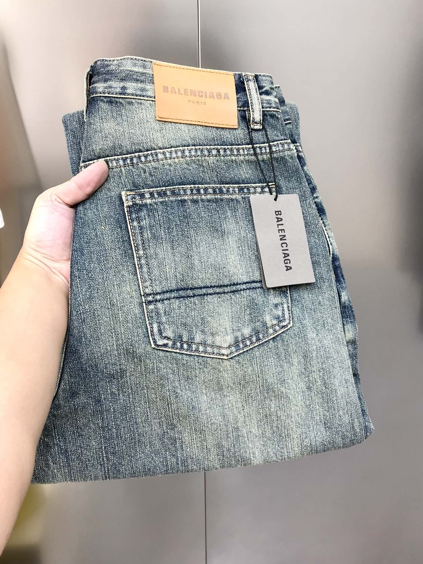 NO:595550,Bal*nciaga Balenciaga 2025 early autumn new men's loose straight jeans. Official website synchronization. Popular high-end customization. Original order. Simple and fashionable customization. Imported denim washed denim pure cotton fabric. Original accessories. Fine workmanship. Cool and energetic. Soft and delicate. Comfortable and breathable. High matching rate. Durable. Counter quality. Super handsome upper body. Size 28-38.  No 35,37 next day shipping,,balenciaga,jeans,alexander wang19860909Bal*nciaga 巴黎世家2025早秋新款男士宽松直筒牛仔裤 官网同步 爆款高端定制 原单狠货 简洁时尚定制进口丹宁水洗牛仔纯棉面料 原版辅料 做工精细 酷劲活力十足 柔软细腻 舒适透气 搭配率极高 耐穿率爆表 专柜品质 上身超帅气 有型 码数28-38码 没35,37隔天出货,,balenciaga,jeans,alexander wang,Men's clothing