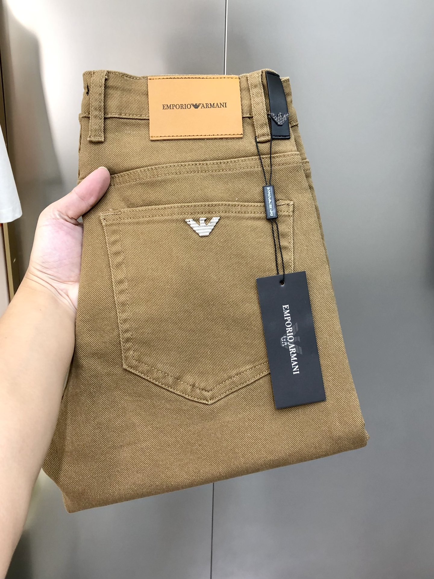 NO:595557,A*mani Armani 2025 early autumn new men's slim fit jeans. The official website is synchronized with simple and fashionable. Hot style. High-end customization. Original order. Logo design on rear trouser pocket. Customized imported denim washed denim pure cotton fabric. Original accessories. Fine workmanship. Cool and energetic. Soft and delicate. Comfortable and breathable. Commuting style. Very high matching rate. Durability rate is amazing. Counter quality. Super handsome upper body. Number of sizes.  29-40 (stretchy) Yes 35 No 37 39 next day shipping, armani, jeans, alexander wang19860909A*mani 阿玛尼2025早秋新款男士修身小脚牛仔裤 官网同步简洁时尚 爆款 高端定制 原单狠货 后裤袋logo标设计 定制进口丹宁水洗牛仔纯棉面料 原版辅料 做工精细 酷劲活力十足 柔软细腻 舒适透气 通勤款 搭配率极高 耐穿率爆表 专柜品质 上身超帅气 有型 码数 29-40（有弹力)有35 没37 39隔天出货,,armani,jeans,alexander wang,Men's clothing