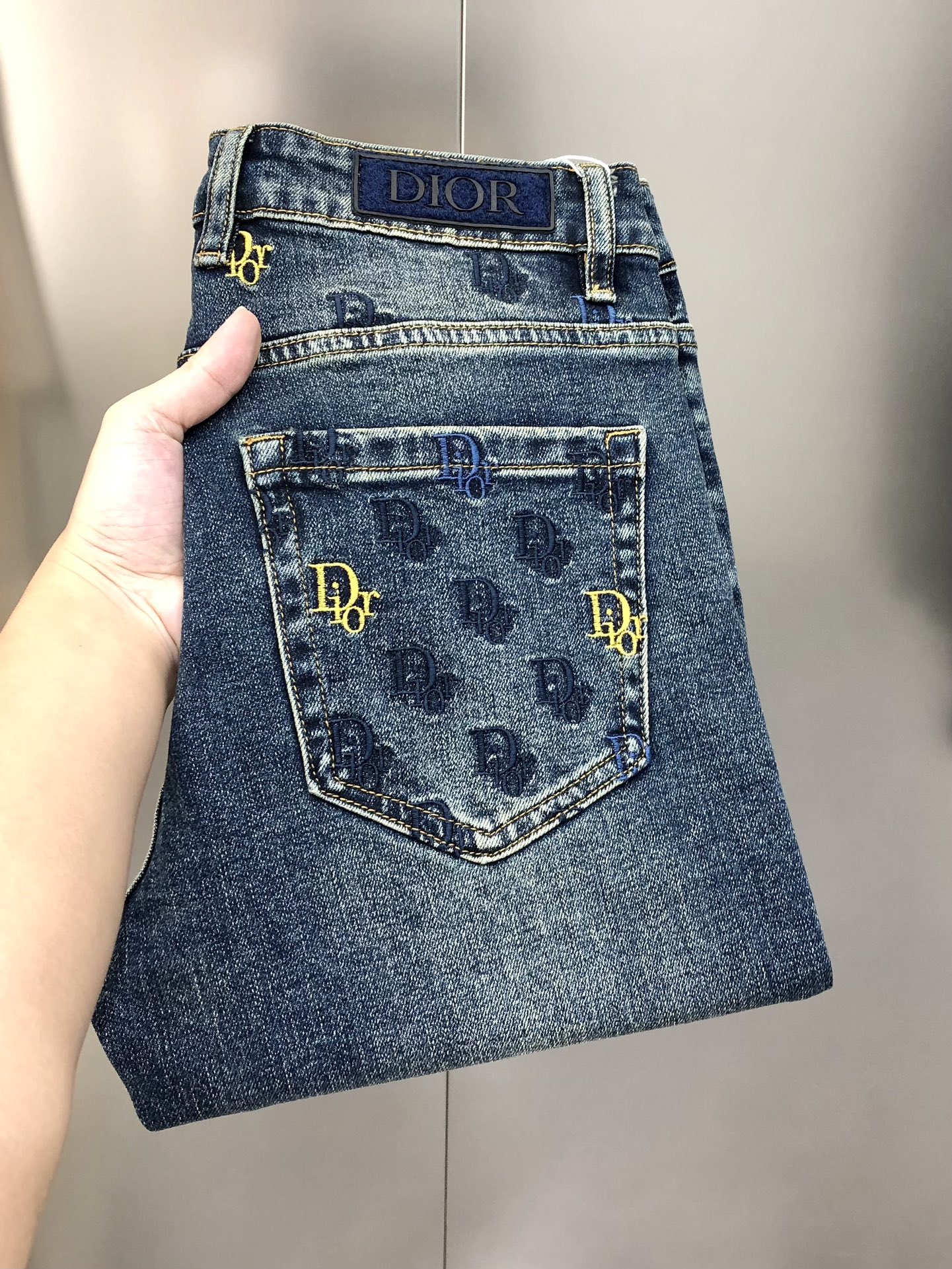 NO:595559,D*or Dior's 2025 early autumn new men's slim fit jeans. The official website is synchronized with simple and fashionable. Popular black cow. High-end customization. Original goods. Embroidered letter logo design. Customized imported denim washed denim pure cotton fabric. Original accessories. Fine workmanship. Cool and energetic. Soft and delicate. Comfortable and breathable. Commuting style. Very high matching rate. The durability rate is incredible. Counter quality. The upper body is super handsome. The size.  28-38 (with elasticity) 35 is available, 37 is not available. Ships next day, dior, jeans, alexander wang19860909D*or 迪奥2025早秋新款男士修身小脚牛仔裤 官网同步简洁时尚 爆款黑牛 高端定制 原单狠货 刺绣字母logo设计 定制进口丹宁水洗牛仔纯棉面料 原版辅料 做工精细 酷劲活力十足 柔软细腻 舒适透气 通勤款 搭配率极高 耐穿率爆表 专柜品质 上身超帅气 有型 码数 28-38（有弹力)有35,没37 隔天出货,,dior,jeans,alexander wang,Men's clothing