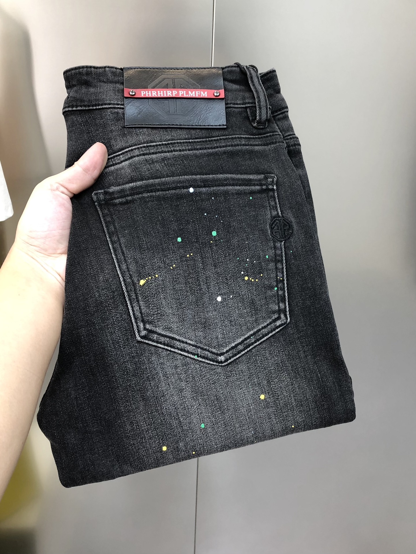 NO:595555,PP Philip Plein 2025 early autumn new men's slim fit jeans. The official website is synchronized with simple and fashionable. Distressed and ripped style. High-end customization. Original order. Customized imported denim washed denim pure cotton fabric. Original accessories. Fine workmanship. Cool and energetic. Soft and delicate. Comfortable and breathable. Commuting style. Very high match rate. The durability rate is amazing. Counter quality. The upper body is super handsome and stylish. The size is 28-38 (stretchy), yes 35, no 37.  Next day shipping,,PHILIPP PLEIN,jeans,alexander wang19860909PP 菲利普普莱因2025早秋新款男士修身小脚牛仔裤 官网同步简洁时尚 做旧破洞爆款 高端定制 原单狠货 定制进口丹宁水洗牛仔纯棉面料 原版辅料 做工精细 酷劲活力十足 柔软细腻 舒适透气 通勤款 搭配率极高 耐穿率爆表 专柜品质 上身超帅气 有型 码数 28-38（有弹力)有35,没37 隔天出货,,PHILIPP PLEIN,jeans,alexander wang,Men's clothing