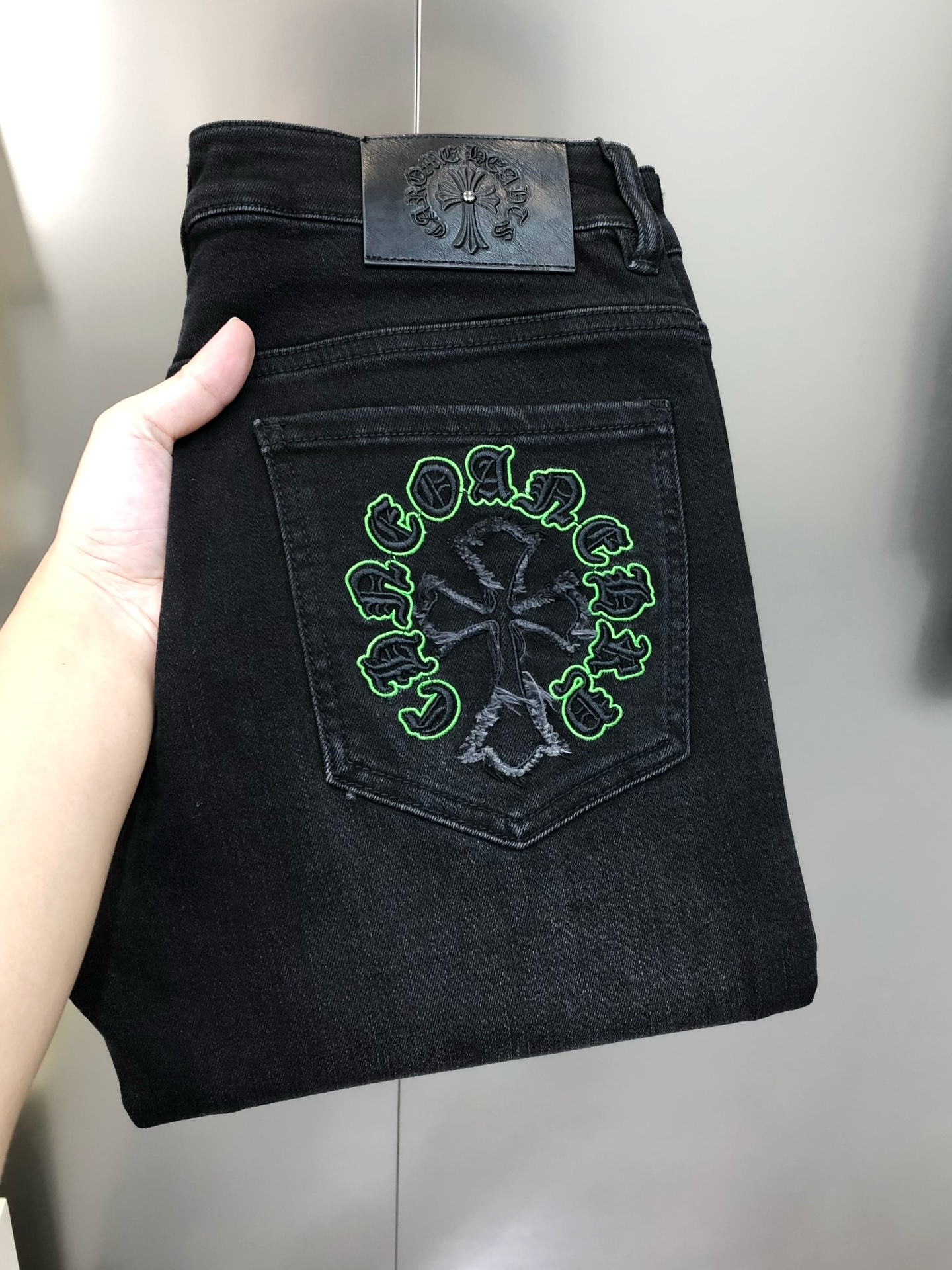 NO:595551,Kroxin 2025 Early Autumn New Men's Slim Fit Jeans. The official website is synchronized with simple and fashionable. Popular items. High-end customization. Original goods. Embroidered Sanskrit logo design on the back pocket. Customized imported denim washed denim pure cotton fabric. Original accessories. Fine workmanship. Cool and energetic. Soft and delicate. Comfortable and breathable. Commuting style. Very high matching rate. The durability rate is incredible. Counter quality. The upper body is super handsome and the size.  28-38 (with elasticity) 35 is available, 37 is not available, next day shipping, chrome hearts, jeans, alexander wang19860909克罗心2025早秋新款男士修身小脚牛仔裤 官网同步简洁时尚 爆款 高端定制 原单狠货 后裤袋刺绣梵文logo图案设计 定制进口丹宁水洗牛仔纯棉面料 原版辅料 做工精细 酷劲活力十足 柔软细腻 舒适透气 通勤款 搭配率极高 耐穿率爆表 专柜品质 上身超帅气 有型 码数 28-38（有弹力)有35,没37 隔天出货,,chrome hearts,jeans,alexander wang,Men's clothing