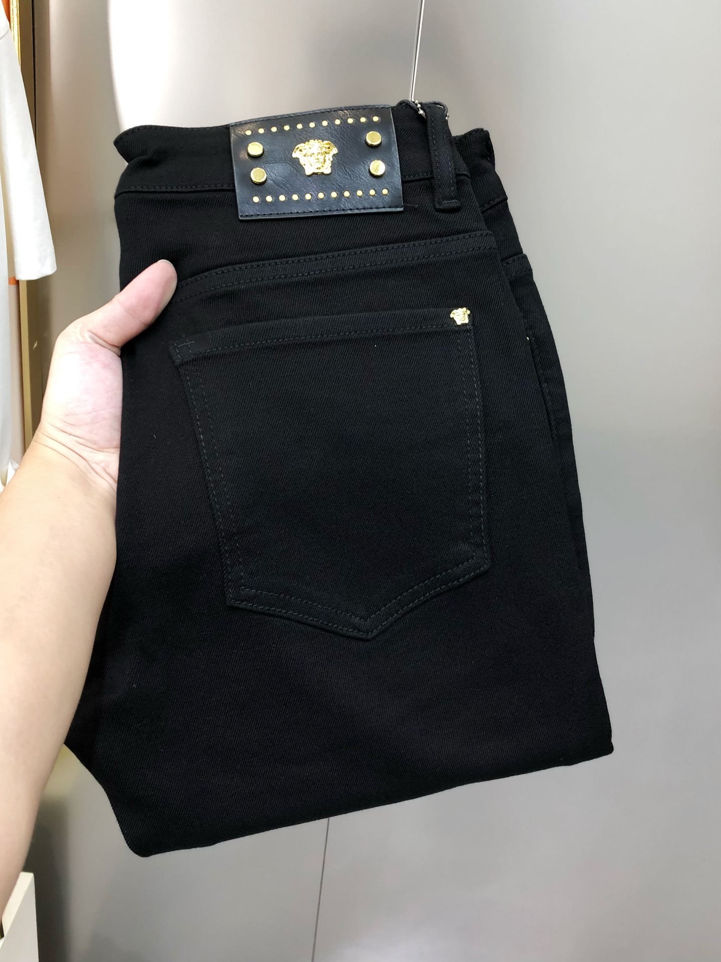 NO:595549,V*rsace Versace 2025 early autumn new men's slim fit jeans. The official website is synchronized with simple and fashionable. Popular black cow. High-end customization. Original order. Customized imported denim washed denim Lyocell pure cotton fabric. Original accessories. Fine workmanship. Cool and energetic. Soft and delicate. Comfortable and breathable. Commuting style. Very high matching rate. The durability rate is incredible. Counter quality. The upper body is super handsome. Size number.  28-38 (with elasticity) 35 is available, 37 is not available. Ships next day, versace, jeans, alexander wang19860909V*rsace 范思哲2025早秋新款男士修身小脚牛仔裤 官网同步简洁时尚 爆款黑牛 高端定制 原单狠货 定制进口丹宁水洗牛仔莱赛尔纯棉面料 原版辅料 做工精细 酷劲活力十足 柔软细腻 舒适透气 通勤款 搭配率极高 耐穿率爆表 专柜品质 上身超帅气 有型 码数 28-38（有弹力)有35,没37 隔天出货,,versace,jeans,alexander wang,Men's clothing