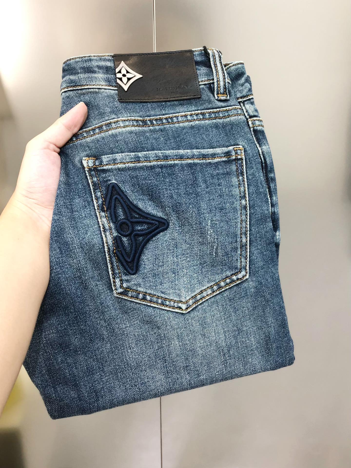 NO:595547,LV Louis Vuitton's 2025 early autumn new men's slim fit jeans. The official website is synchronized with simple and fashionable styles. High-end customization. Original goods. Embroidered logo design on the back pocket. Customized imported denim washed denim pure cotton fabric. Original accessories. Fine workmanship. Cool and full of vitality. Soft and delicate. Comfortable and breathable. Commuting style. Very high matching rate. The durability rate is incredible. Counter quality. The upper body is super handsome and has the size.  28-38 (with elasticity) 35 is available, 37 is not available. Ships next day, louis vuitton, louis vuitton, jeans, alexander wang19860909LV 路易威登2025早秋新款男士修身小脚牛仔裤 官网同步简洁时尚 爆款 高端定制 原单狠货 后裤袋刺绣logo设计 定制进口丹宁水洗牛仔纯棉面料 原版辅料 做工精细 酷劲活力十足 柔软细腻 舒适透气 通勤款 搭配率极高 耐穿率爆表 专柜品质 上身超帅气 有型 码数 28-38（有弹力)有35,没37 隔天出货,,louis vuitton,louis vuitton,jeans,alexander wang,Men's clothing