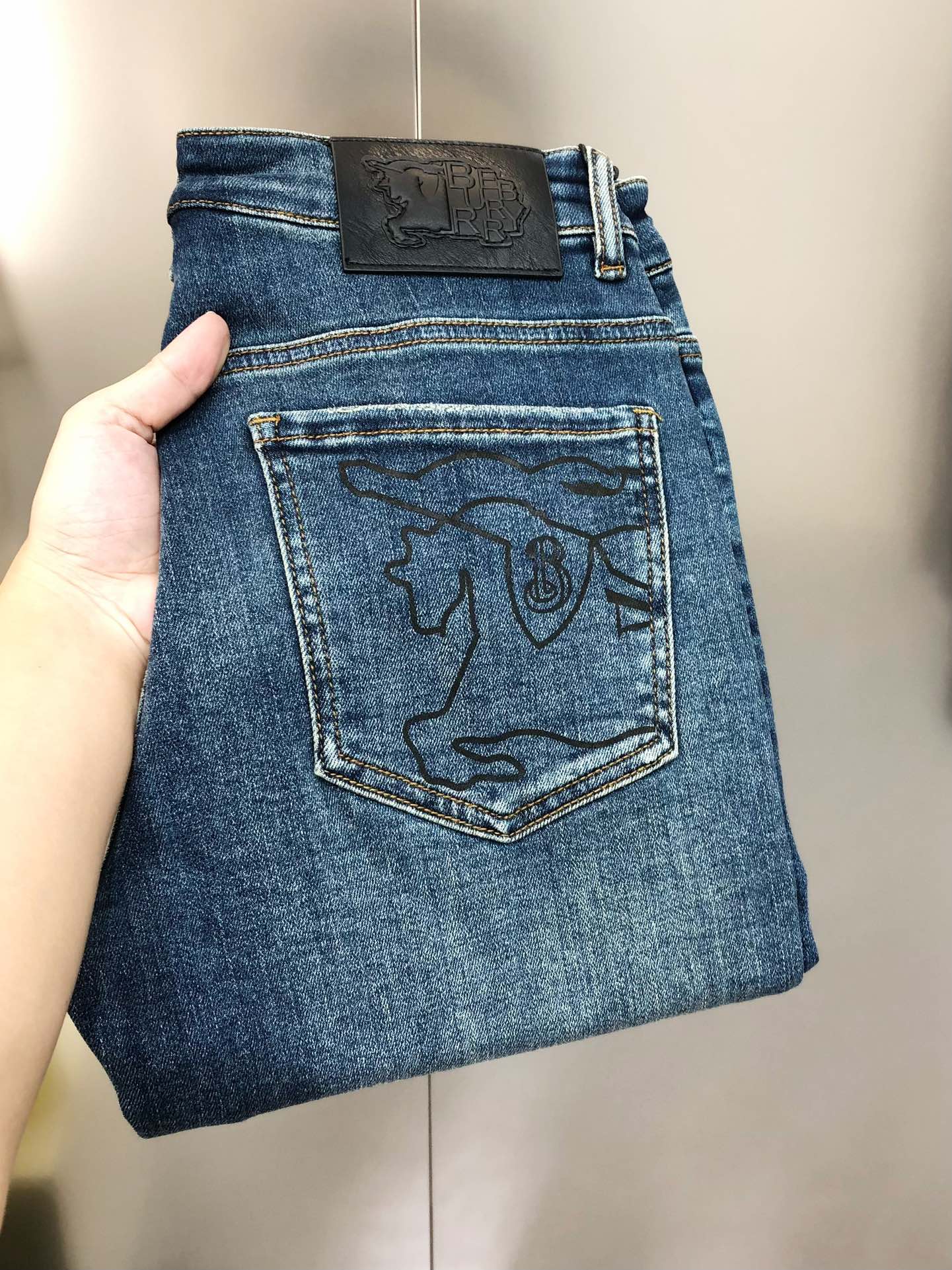 NO:595545,BURBE** Burberry's 2025 early autumn new men's slim-fitting jeans. The official website is synchronized with simple and fashionable. Popular models. High-end customization. Original goods. War horse logo pattern design on the back trouser pocket. Customized imported denim washed denim pure cotton fabric. Original accessories. Fine workmanship. Cool and energetic. Soft and delicate. Comfortable and breathable. Commuting style. Very high matching rate. The durability rate is incredible. Counter quality. The upper body is super handsome and has the size.  28-38 (with elasticity) 35 is available, 37 is not available. Ships next day, burberry, burberry, jeans, alexander wang19860909BURBE** 巴宝莉2025早秋新款男士修身小脚牛仔裤 官网同步简洁时尚 爆款 高端定制 原单狠货 后裤袋印胶战马logo图案设计 定制进口丹宁水洗牛仔纯棉面料 原版辅料 做工精细 酷劲活力十足 柔软细腻 舒适透气 通勤款 搭配率极高 耐穿率爆表 专柜品质 上身超帅气 有型 码数 28-38（有弹力)有35,没37 隔天出货,,burberry,burberry,jeans,alexander wang,Men's clothing